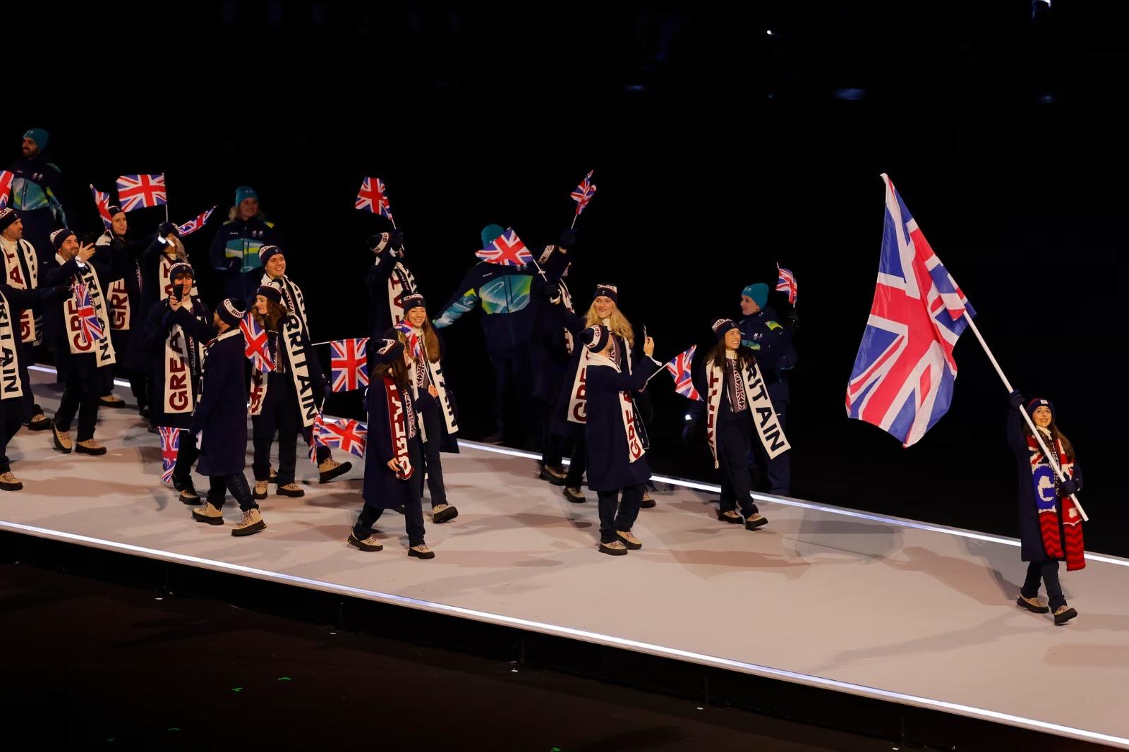 Ilinca Lungu, designer ieșean premiat pentru creațiile sale la Jocurile Olimpice de Iarnă Milano-Cortina 2026 O țară mică și-a făcut simțită prezența pe scena mondială a modei și a evenimentelor sportive internaționale, grație unei talente din Iași