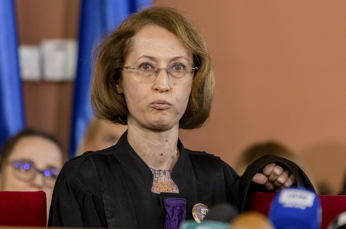 Reforme controversate în justiție: reducerea puterilor președinților de instanțe și modificări în alegerea membrilor colegiilor de conducere Un proiect de reformă a legilor justiției, propus de judecătoarea Raluca Moroșanu, reprezentantă a Curții de Apel București, a ajuns în centrul dezbaterilor publice și ale comunității juridice