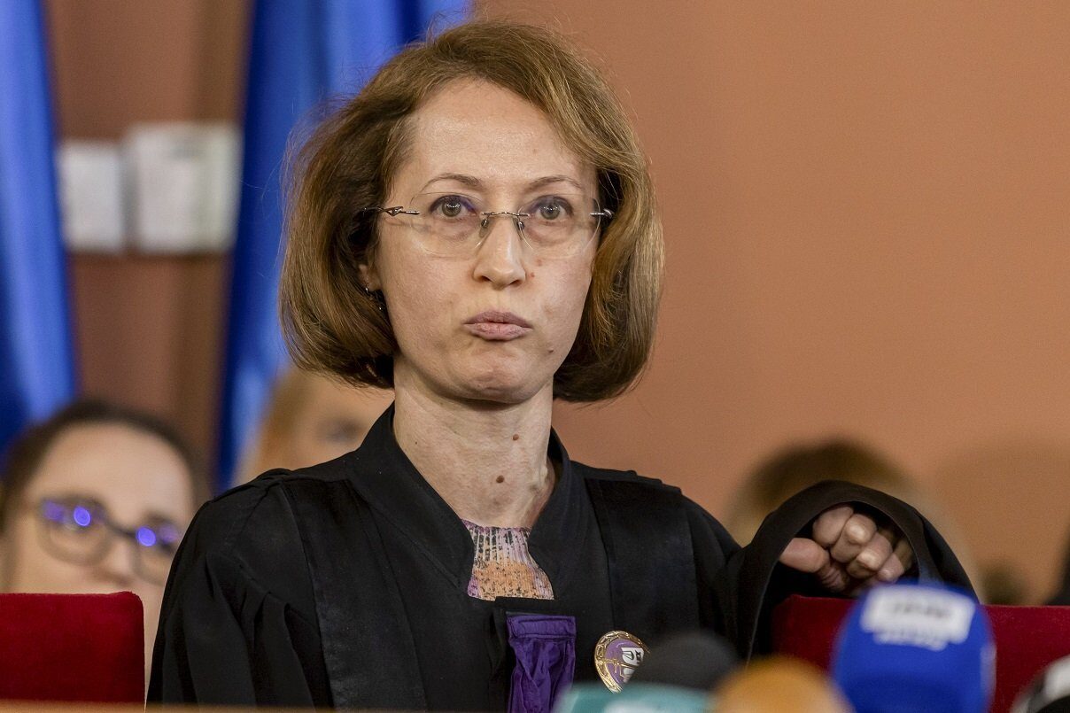 Reforme controversate în justiție: reducerea puterilor președinților de instanțe și modificări în alegerea membrilor colegiilor de conducere Un proiect de reformă a legilor justiției, propus de judecătoarea Raluca Moroșanu, reprezentantă a Curții de Apel București, a ajuns în centrul dezbaterilor publice și ale comunității juridice