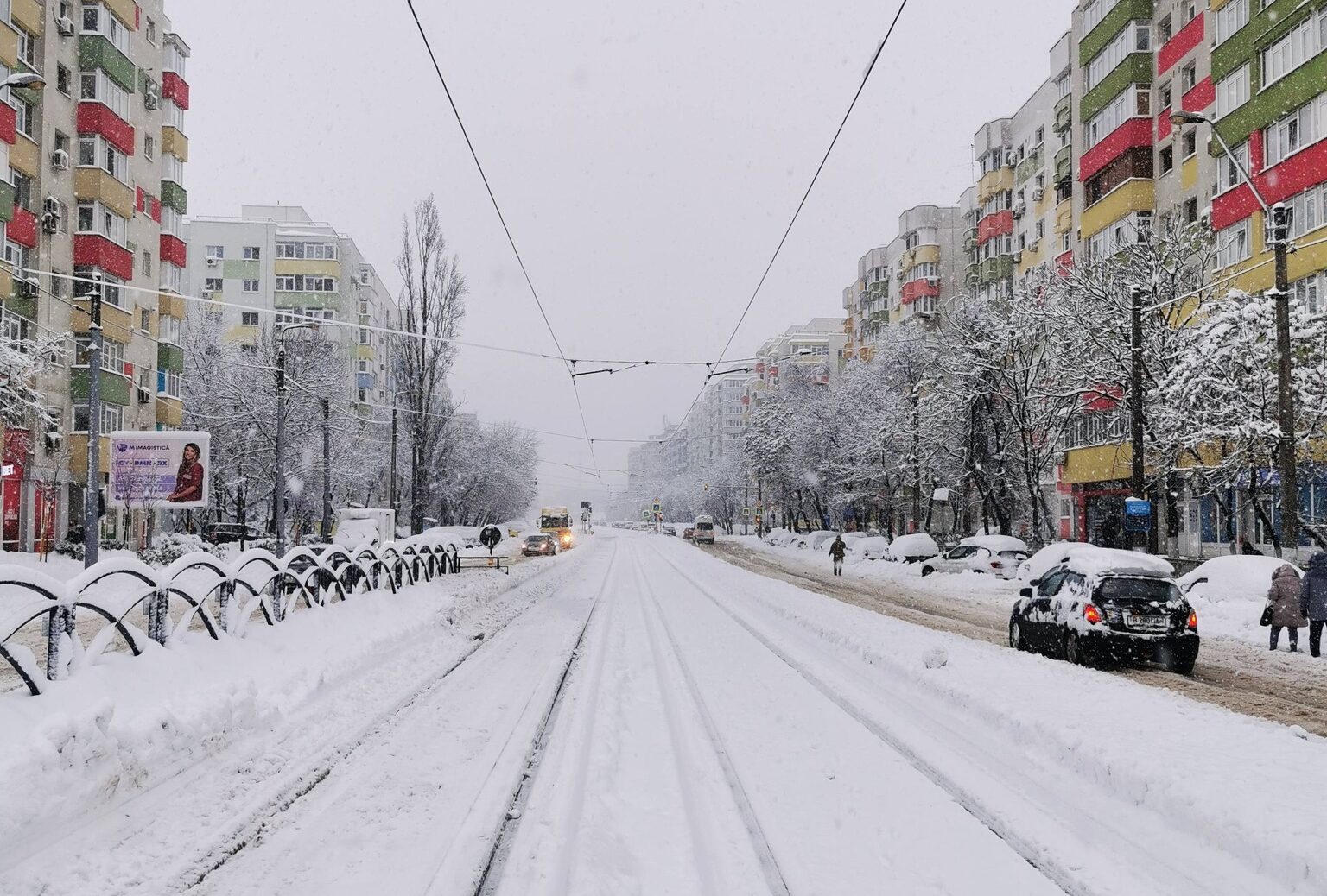 Traficul din București, afectat de ninsorile abundente și condițiile meteorologice severe, a înregistrat numeroase probleme în ultimele ore, vehiculând semnale de alarma pentru șoferi și pasageri deopotrivă