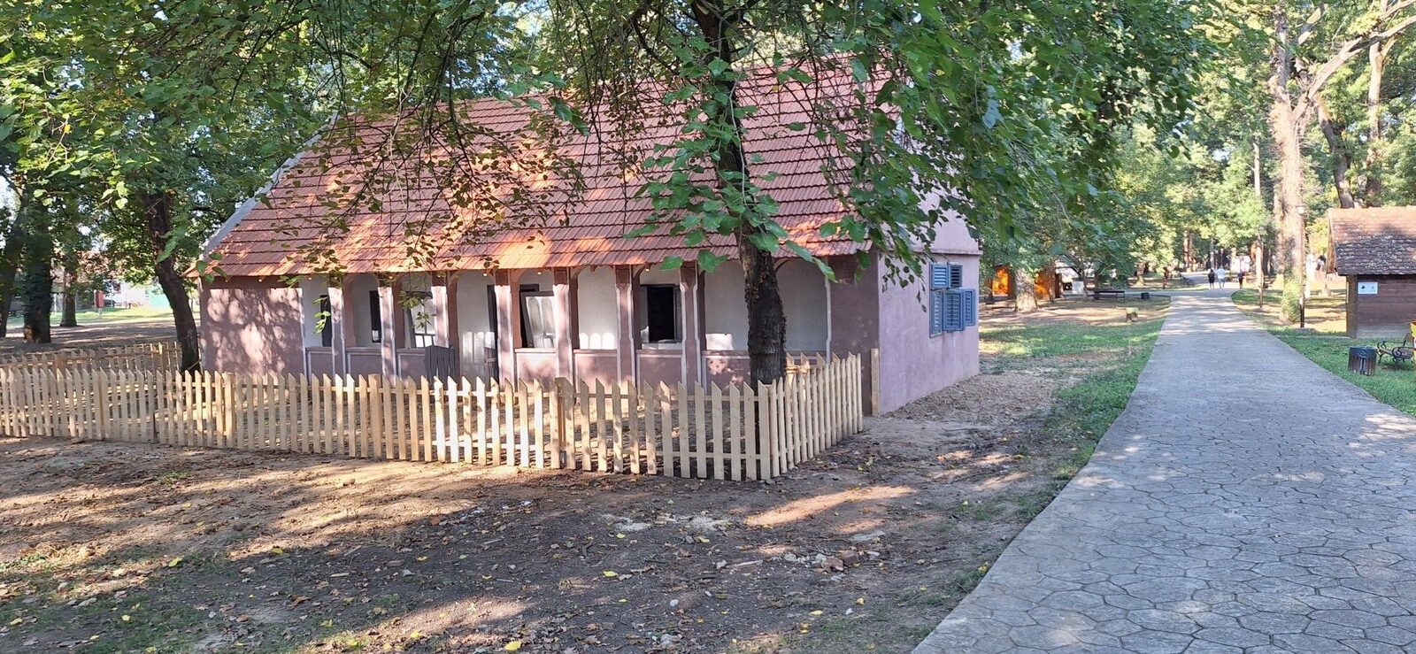 Președintele Consiliului Județean Timiș, Alin Nica, a intervenit recent în sprijinul lui Radu Trifan, directorul Muzeului Satului Bănățean, după acuzațiile aduse de către angajați și după notificarea făcută către Ministerul Culturii
