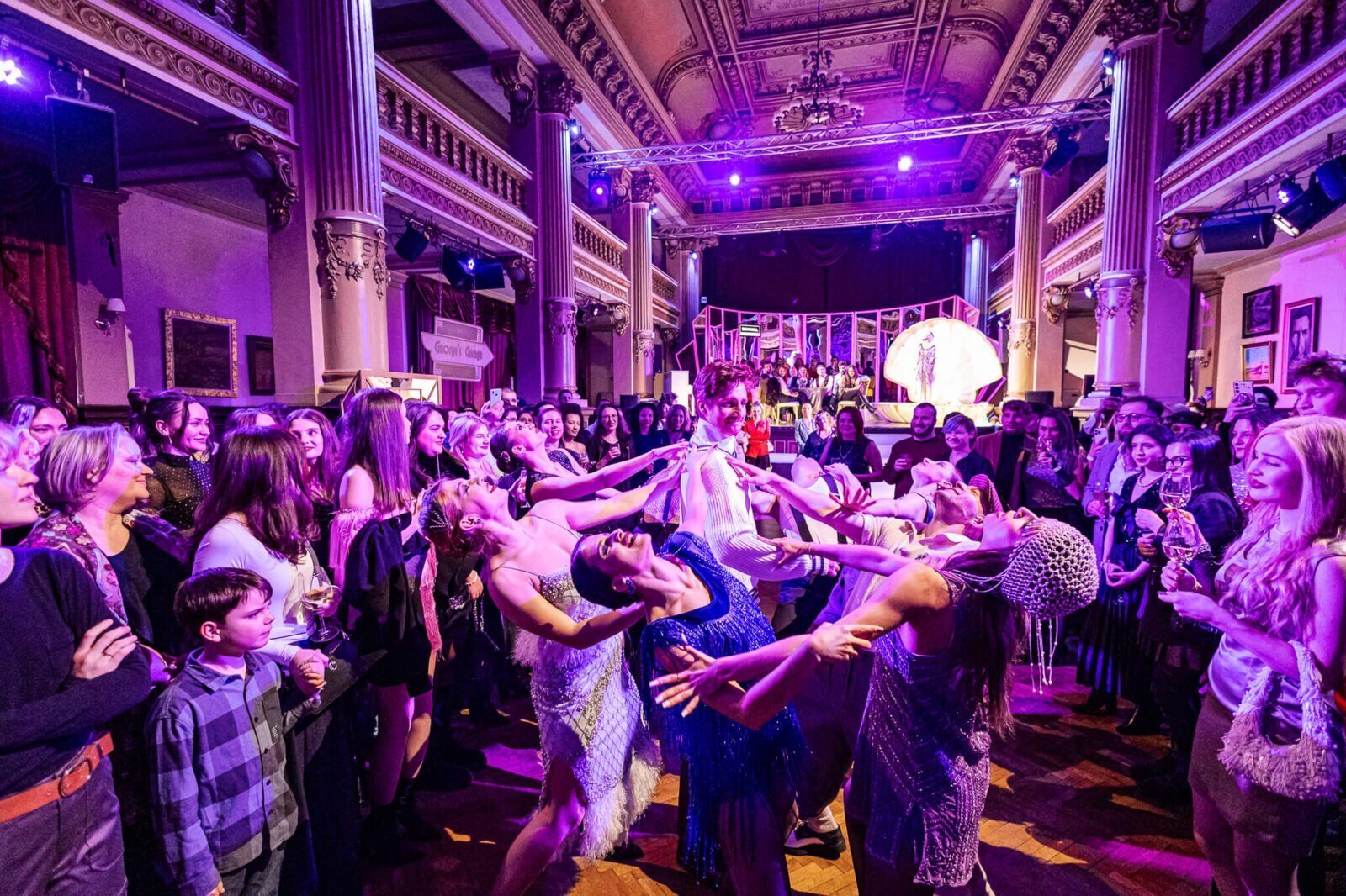 După evenimentele memorabile din trecut, Bucureștiul se pregătește pentru o nouă aventură teatrală de excepție, inspirată din anii ’20 și din faimosul roman al lui F