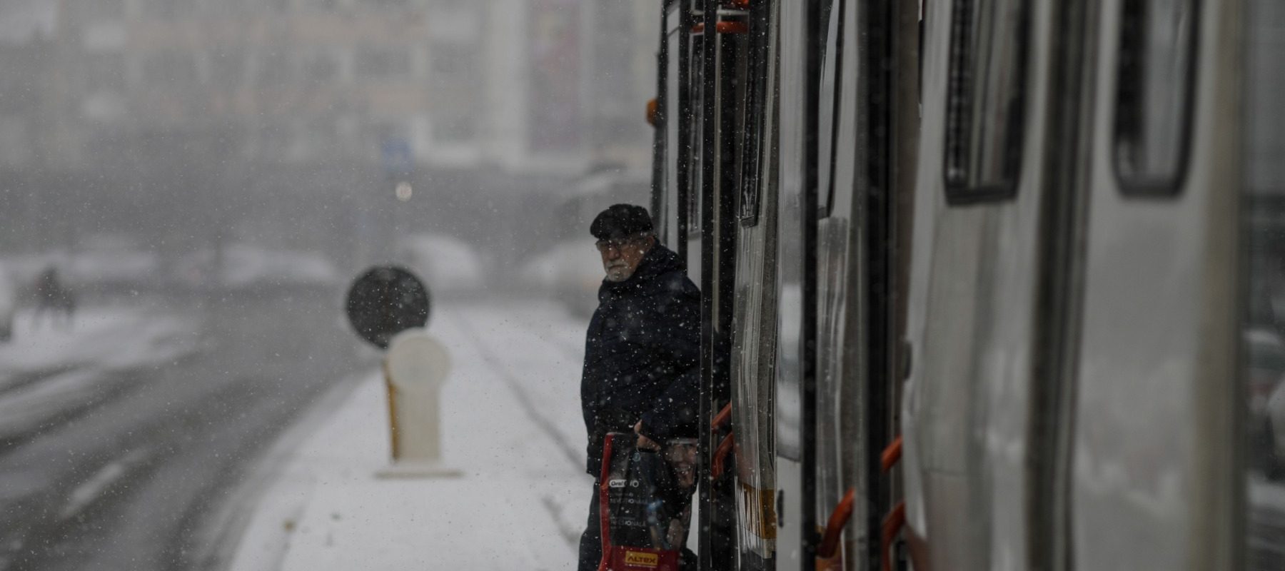 ninsoare-cinci-bucuresti-tramvai-zapada-vreme-rea.jpg