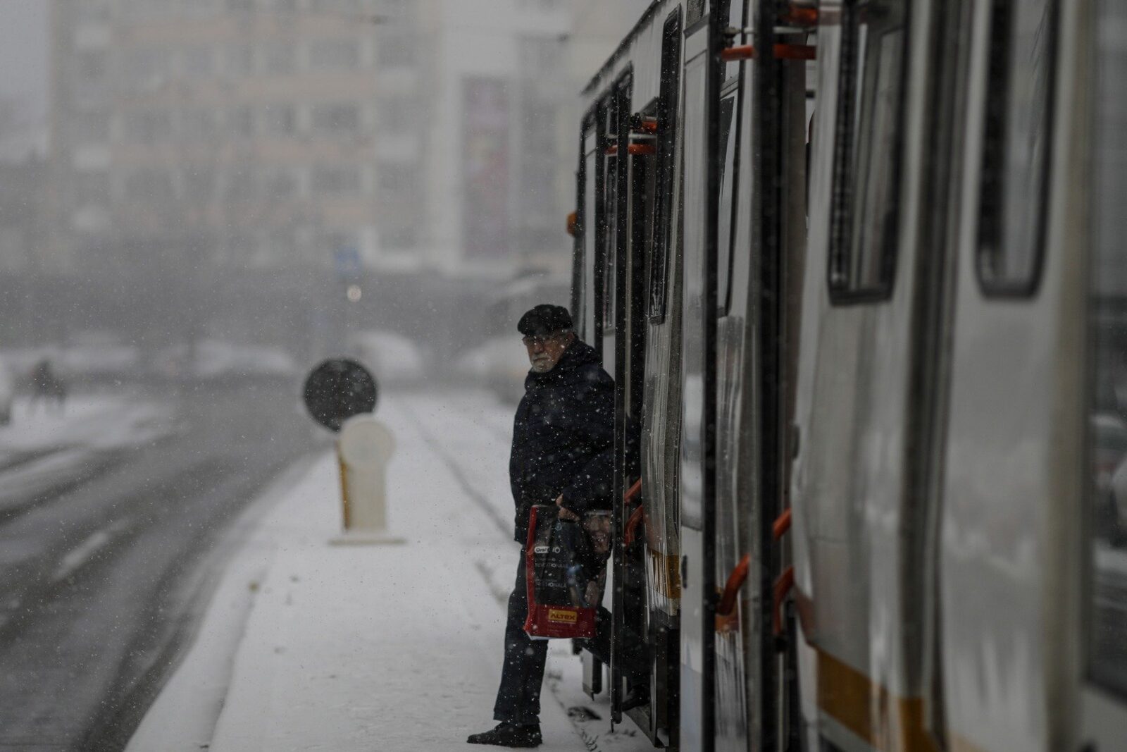 Bucureștiul, sub asaltul zăpezii: transportul public, de neîntrecut de grea încercare Metroul, autobuzele și tramvaiele din Capitală au fost pusi miercuri dimineață în fața unei provocări majore, odată cu căderea abundentă a zăpezii, care a transformat orașul într-un teren al dificultăților de circulație