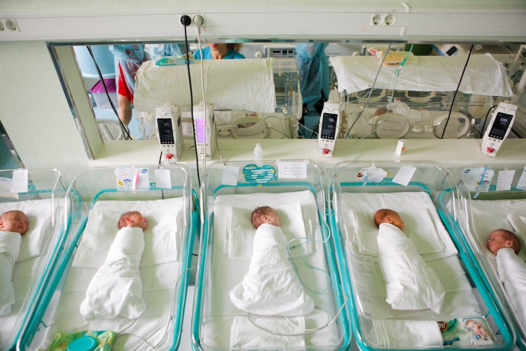 Primăria Capitalei trebuie să plătească mamelor peste 10 milioane de lei, nu a plătit stimulentul din octombrie