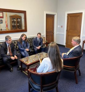 Oana Țoiu, ministrul Afacerilor Externe al României, a întreprins recent o vizită de lucru în Statele Unite, unde a avut întrevederi cu reprezentanți cheie ai administrației americane, întărind astfel relațiile bilaterale în contextul apropierii de aderarea României la NATO