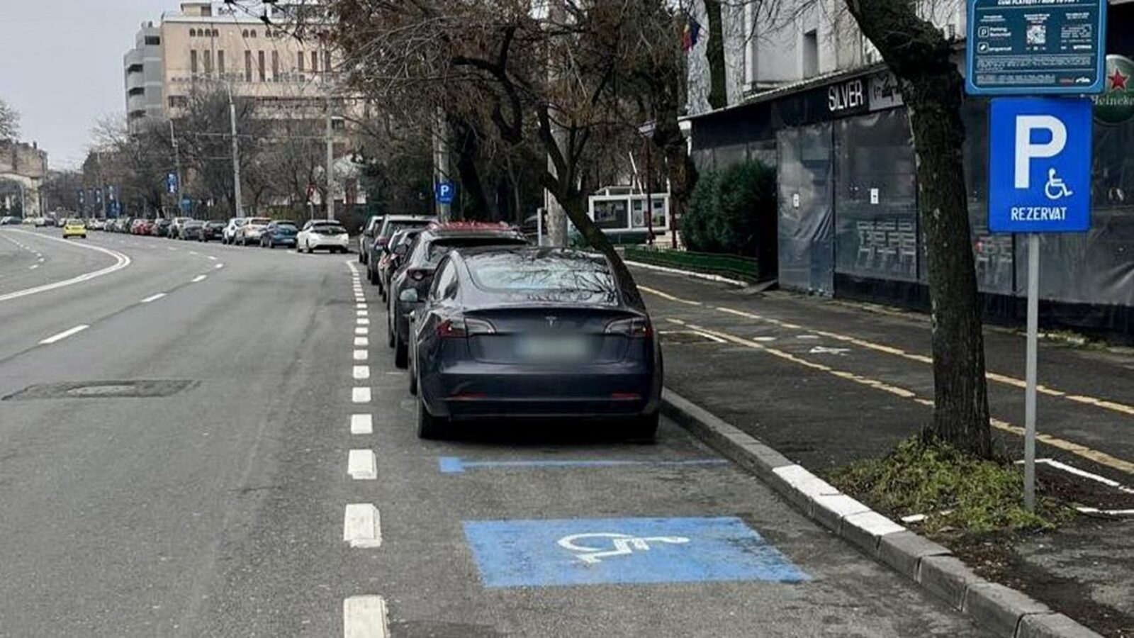 Șoferii care parchează pe locurile destinate persoanelor cu dizabilități riscă amenzi drastice, avertizează autoritățile din Capitală