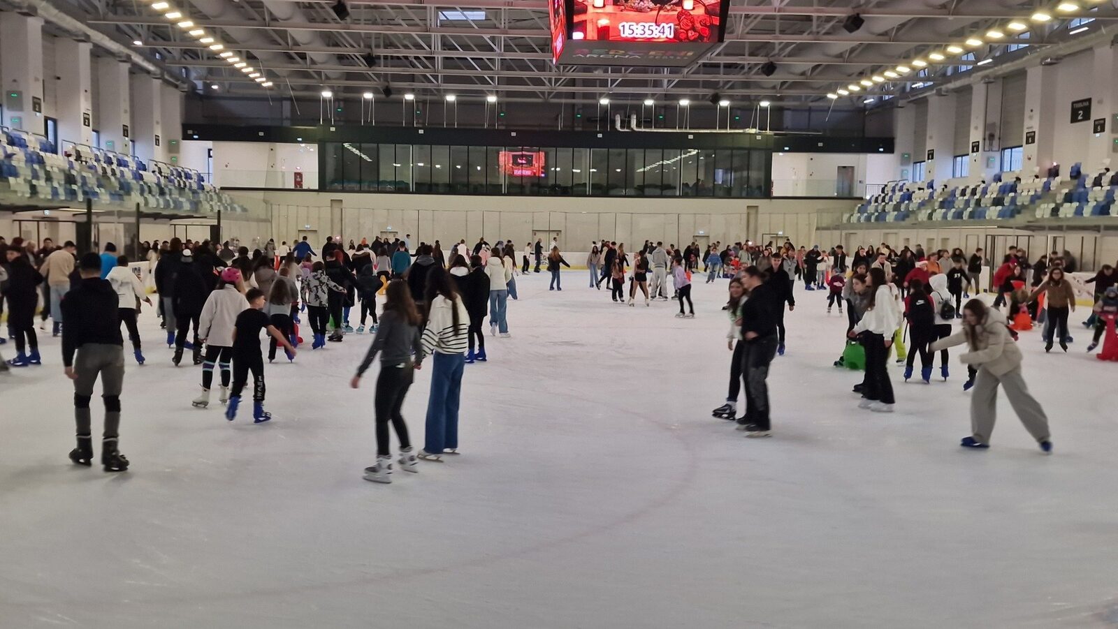 Berceni Arena organizează un weekend dedicat patinajului recreațional, cu o ofertă variată pentru toate vârstele Pe durata acest final de săptămână, iubitorii de sport și divertisment în aer liber din București au ocazia de a se răsfăța cu sesiuni gratuite de patinaj la Berceni Arena