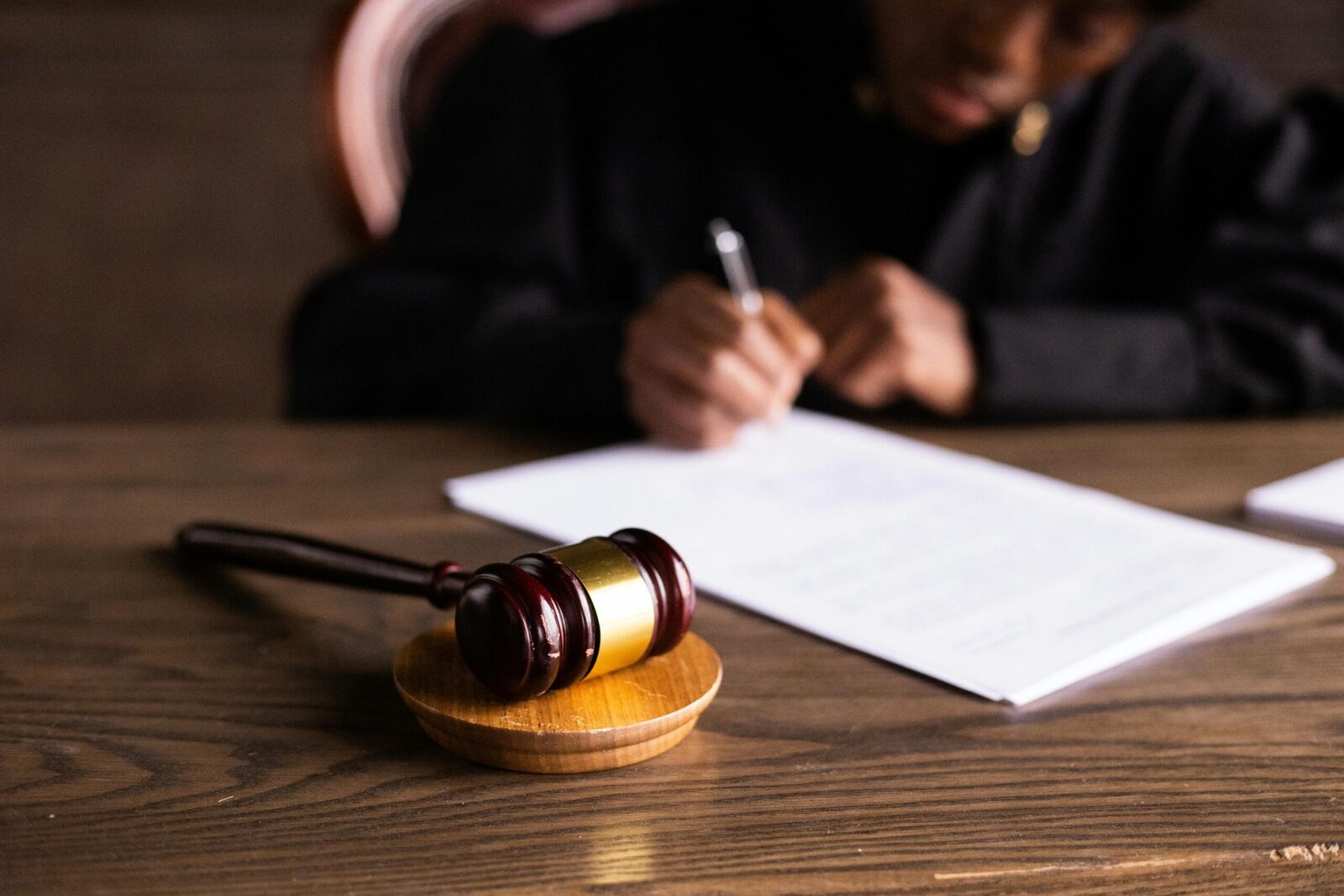 Robele din instanțe – simbol al autorității și al imparțialității sistemului judiciar românesc În sala de judecată, peste lumea magistraților plutește, din vechi timpuri, un simbol puternic: roba