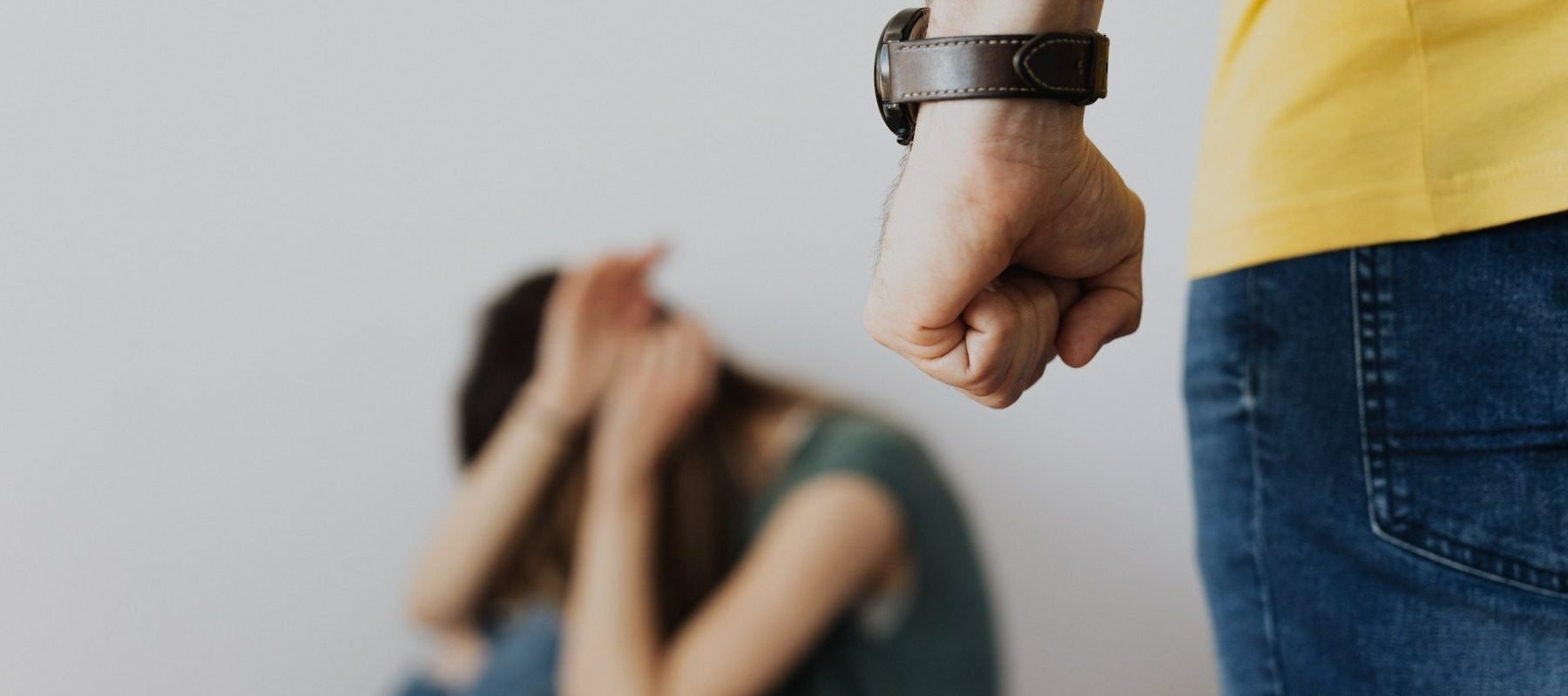 Camerele Deputaților au adoptat, miercuri, un proiect de lege menit să întărească protecția victimelor violenței domestice, introducând măsuri care pot impune agresorilor obligația de a urma consiliere psihologică sau psihoterapie, dar și internarea voluntară sau nevoluntară, în anumite condiții
