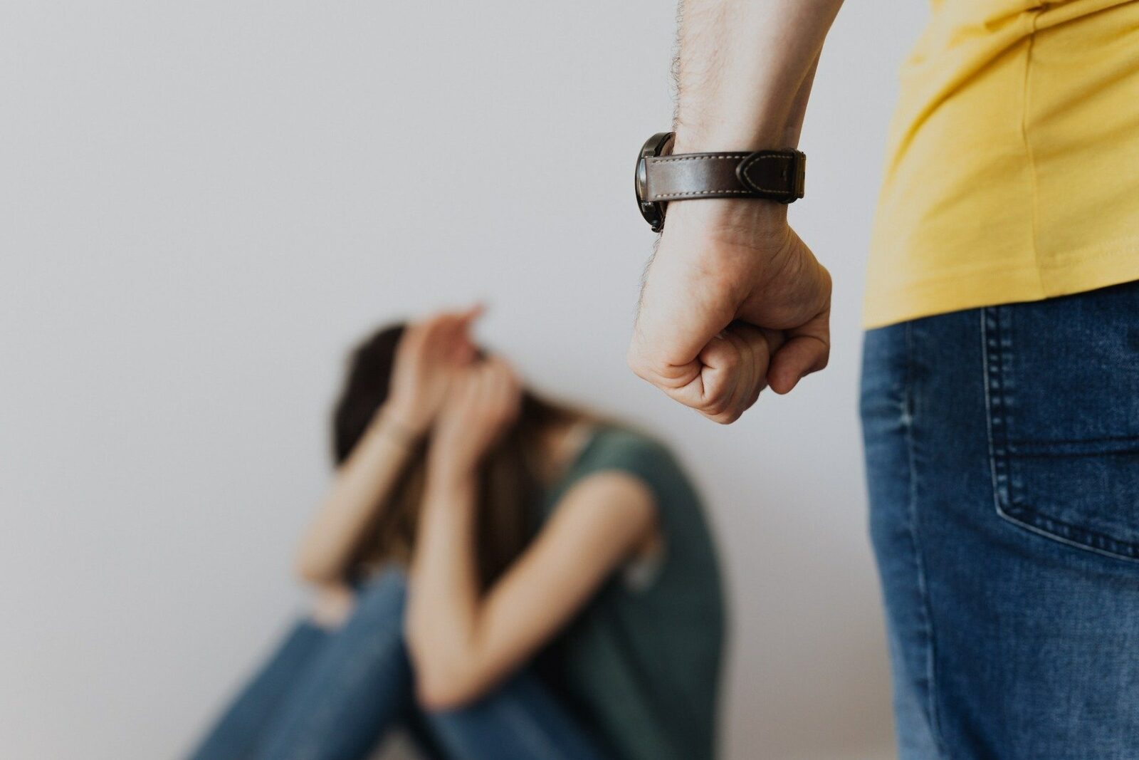 Camerele Deputaților au adoptat, miercuri, un proiect de lege menit să întărească protecția victimelor violenței domestice, introducând măsuri care pot impune agresorilor obligația de a urma consiliere psihologică sau psihoterapie, dar și internarea voluntară sau nevoluntară, în anumite condiții