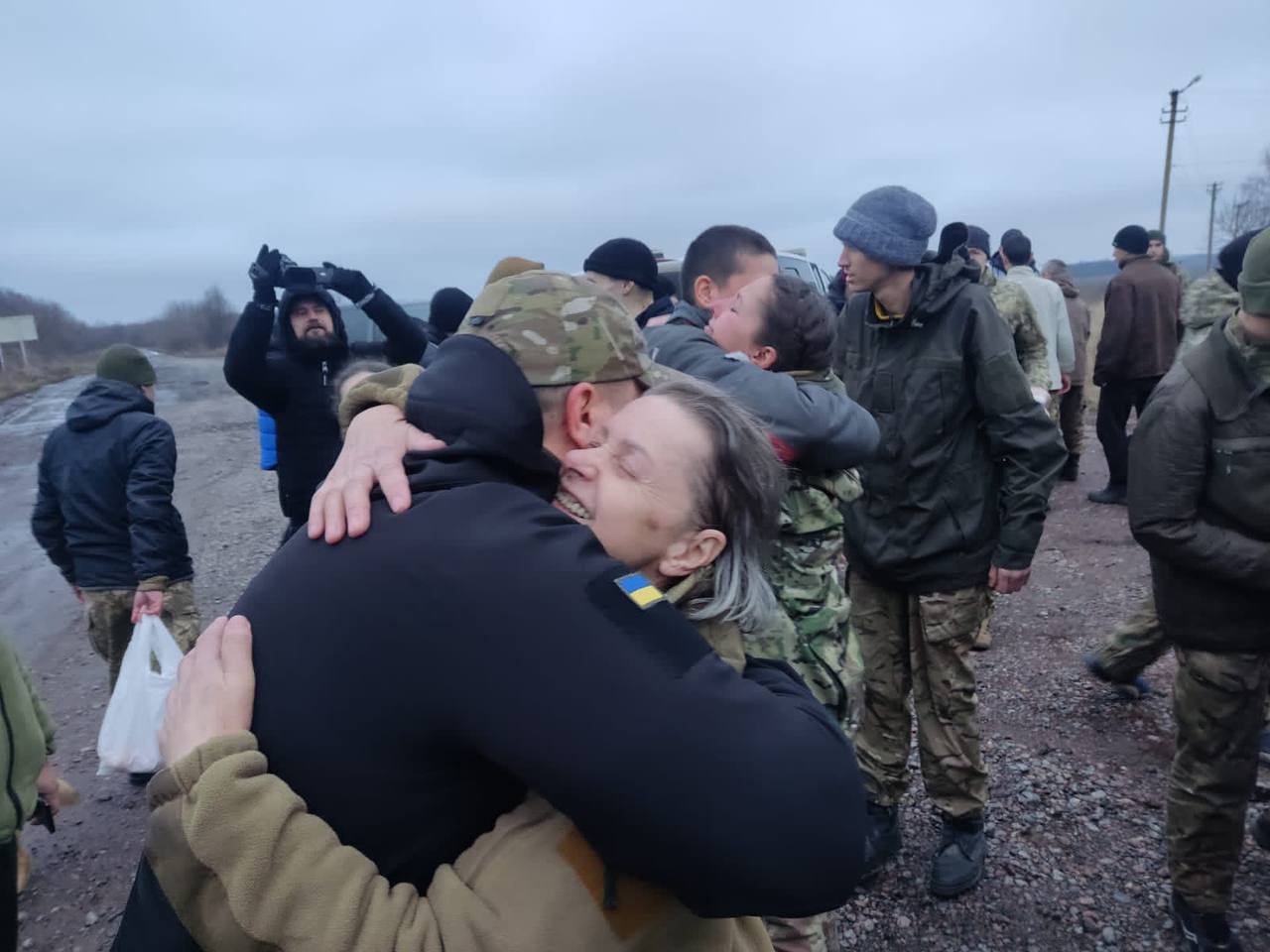 Schimb Intensificat de Prizonieri între Rusia și Ucraina Rusia și Ucraina au efectuat vineri un nou schimb de prizonieri de război, fiecare parte eliberând 300 de persoane, conform unui comunicat emis de armata rusă