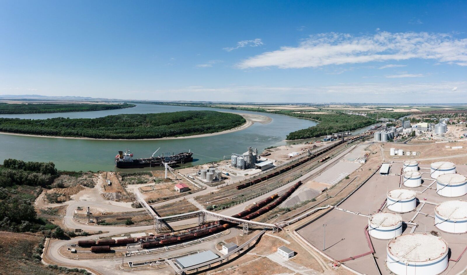 Guvernul României anunță oficial preluarea controlului asupra Portului Internațional Giurgiulești, într-o mutare semnificativă pentru viitorul infrastructurii portuare din regiunea de sud-est a țării și cu implicații și pentru Moldova, țară vecină, care astfel își consolidează poziția pe harta rutelor maritime și fluviale din Europa de Est