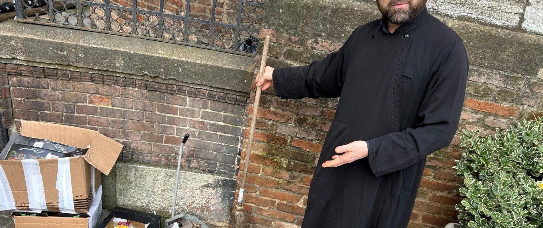 Preot italian acuză tineri nord africani de vandalism sistematic asupra bisericii din Picenza Un preot din nordul Italiei, Iuri Ursachi, a atras atenția asupra unui fenomen îngrijorător ce afectează comunitatea locală