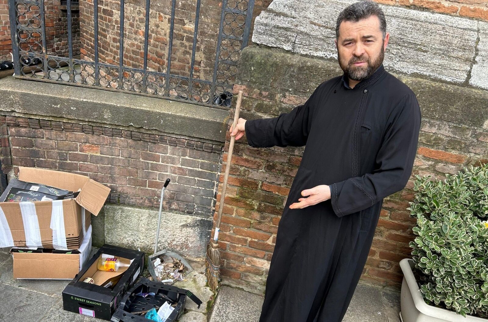 Preot italian acuză tineri nord africani de vandalism sistematic asupra bisericii din Picenza Un preot din nordul Italiei, Iuri Ursachi, a atras atenția asupra unui fenomen îngrijorător ce afectează comunitatea locală