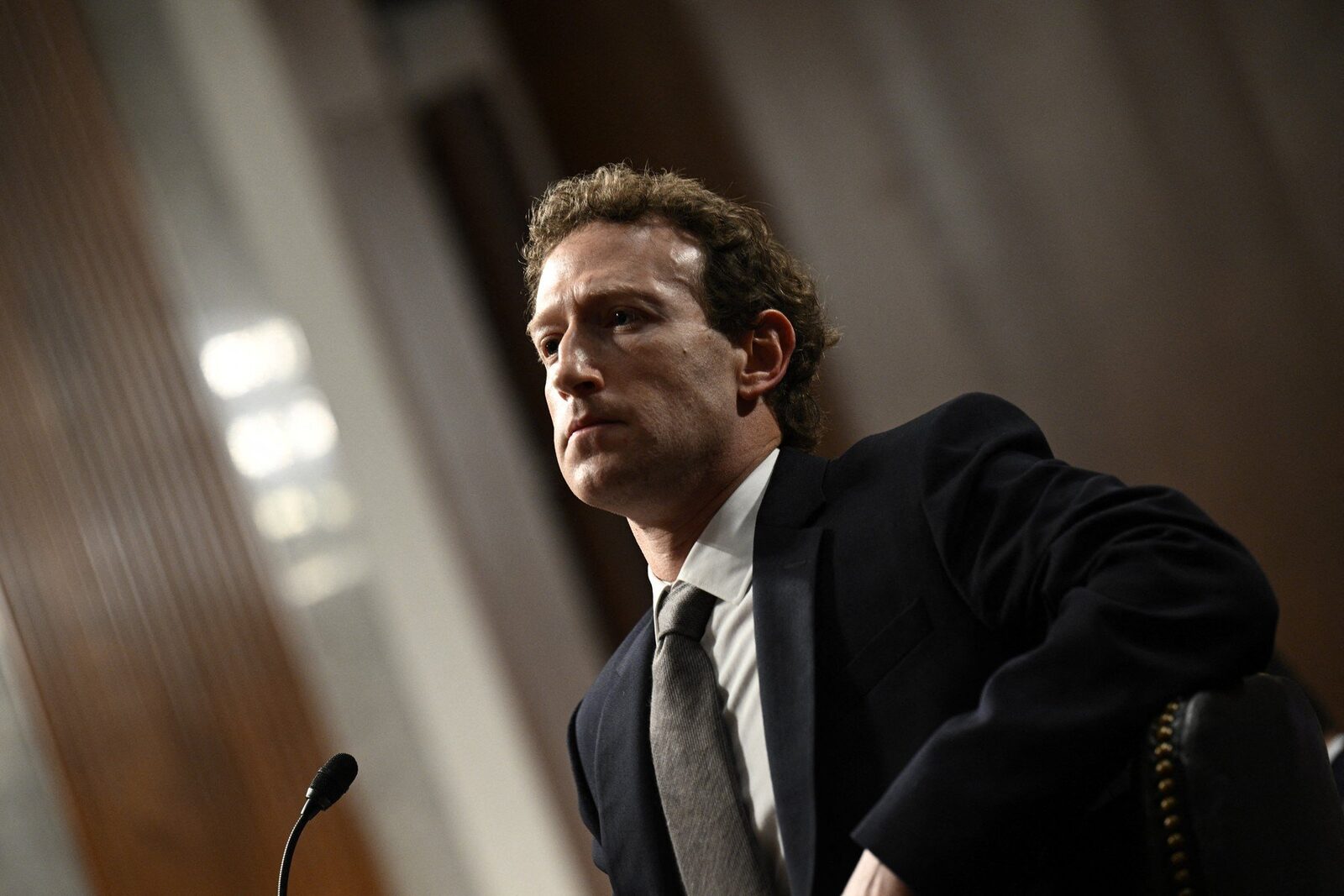 Mark Zuckerberg, CEO-ul Meta, audiat într-un proces fără precedent care pune sub lupă influența platformelor de social media asupra sănătății mintale a copiilor Miercuri, Mark Zuckerberg a fost chemat în fața instanței pentru a răspunde acuzațiilor dintr-un proces care vizează responsabilitatea companiilor de social media, în special Meta, pentru dependența și impactul negativ asupra sănătății mintale a tinerilor