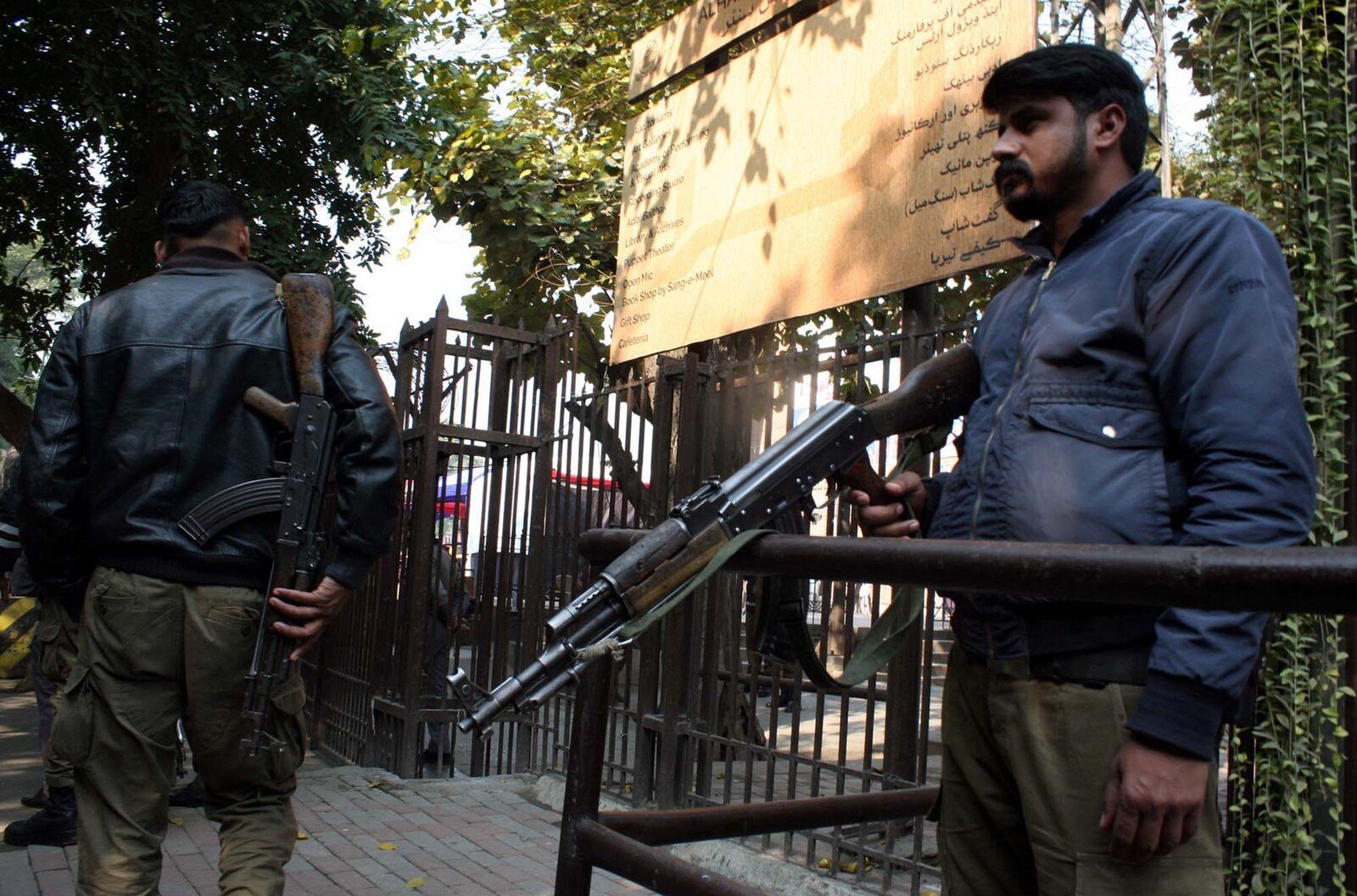 Forțele de securitate pakistaneze încearcă să recucerească orașul insurgent din vestul țării, utilizând drone și elicoptere după trei zile de lupte intense, în timp ce bilanțul violențelor din ultimele zile crește vertiginos Intervenție fără precedent în provincia Baluchistan Forțele de securitate din Pakistan au lansat o ofensivă complexă pentru recucerirea orașului de coastă Gwadar din provincia Baluchistan, aflat de zile bune în mâinile insurgenților separatisti