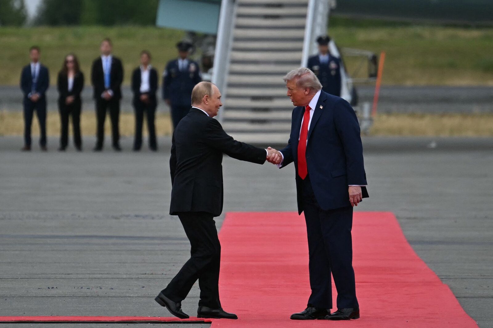 Donald Trump solicită Rusiei să înceteze războiul din Ucraina, într-un moment de tensiuni globale crescute Președintele american Donald Trump a făcut un apel public la conducerea Rusiei, cerând președintelui Vladimir Putin să pună capăt războiului declanșat în Ucraina acum aproape patru ani