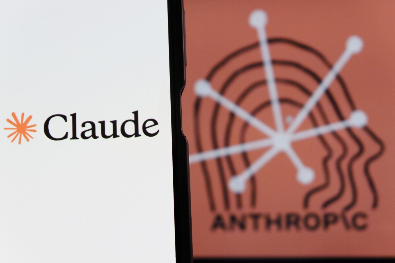 Ministrul american al Apărării, Pete Hegseth, a lansat un avertisment dur startup-ului de inteligență artificială Anthropic, solicitând companiei să elimine toate restricțiile privind utilizarea sistemului lor de IA, Claude, pentru forțele militare
