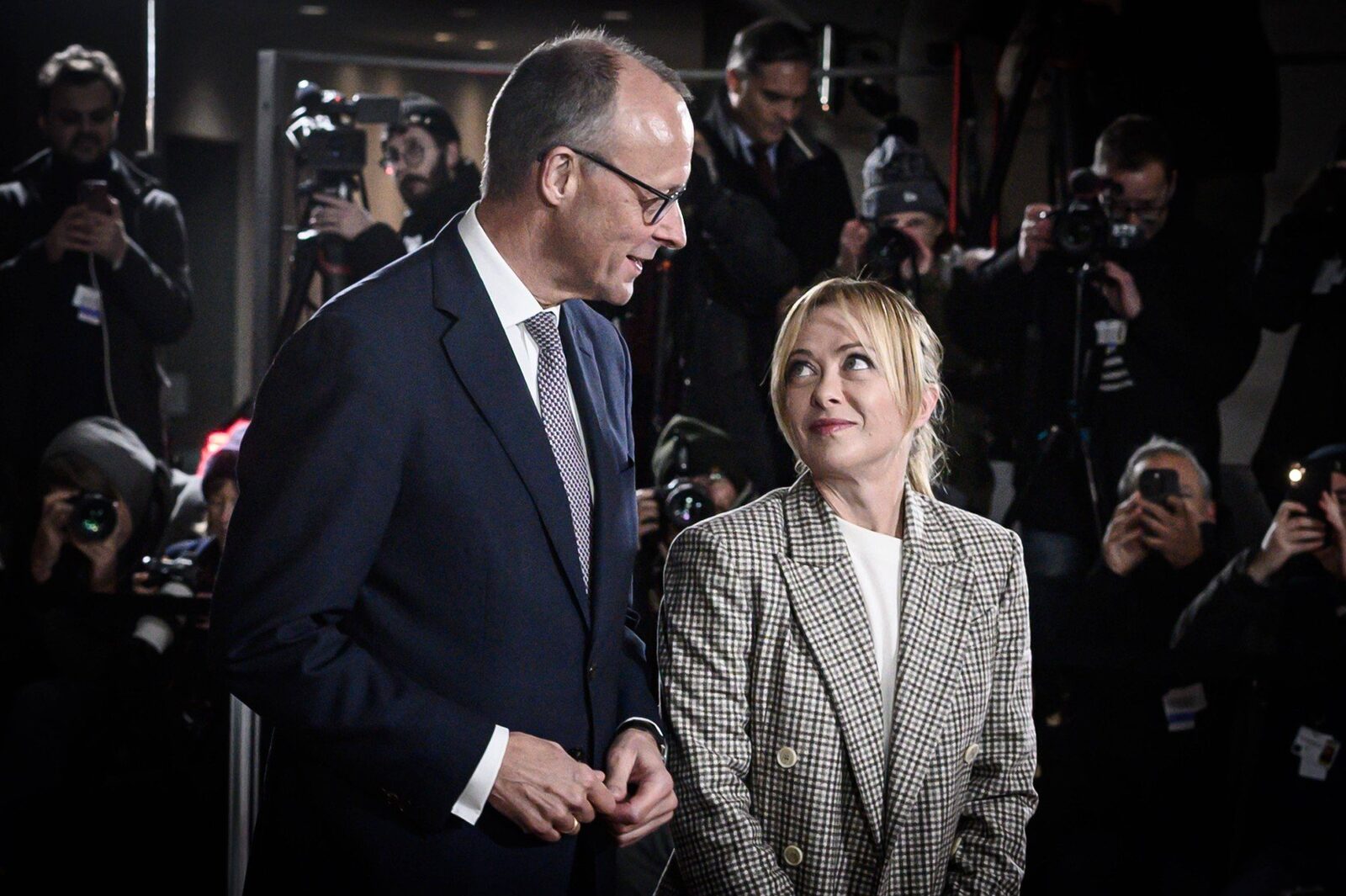 Europei îi lipsește unitatea în fața provocărilor economicești, iar Franța își impune propria viziune Joi, liderii europeni se vor reuni pentru a discuta viitorul blocului comunitar, însă acuzațiile privind diviziunile dintre capitalele mari ale Europei plutesc în aer