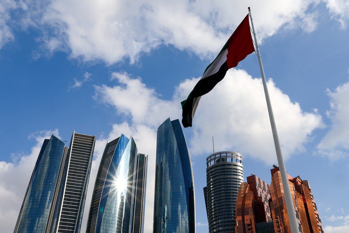 Spațiul aerian al Emiratelor Arabe Unite, închis temporar din cauza tensiunilor regionale Emiratele Arabe Unite (EAU) au suspendat temporar traficul aerian, ca urmare a interceptării de rachete și drone, lansate de Iran