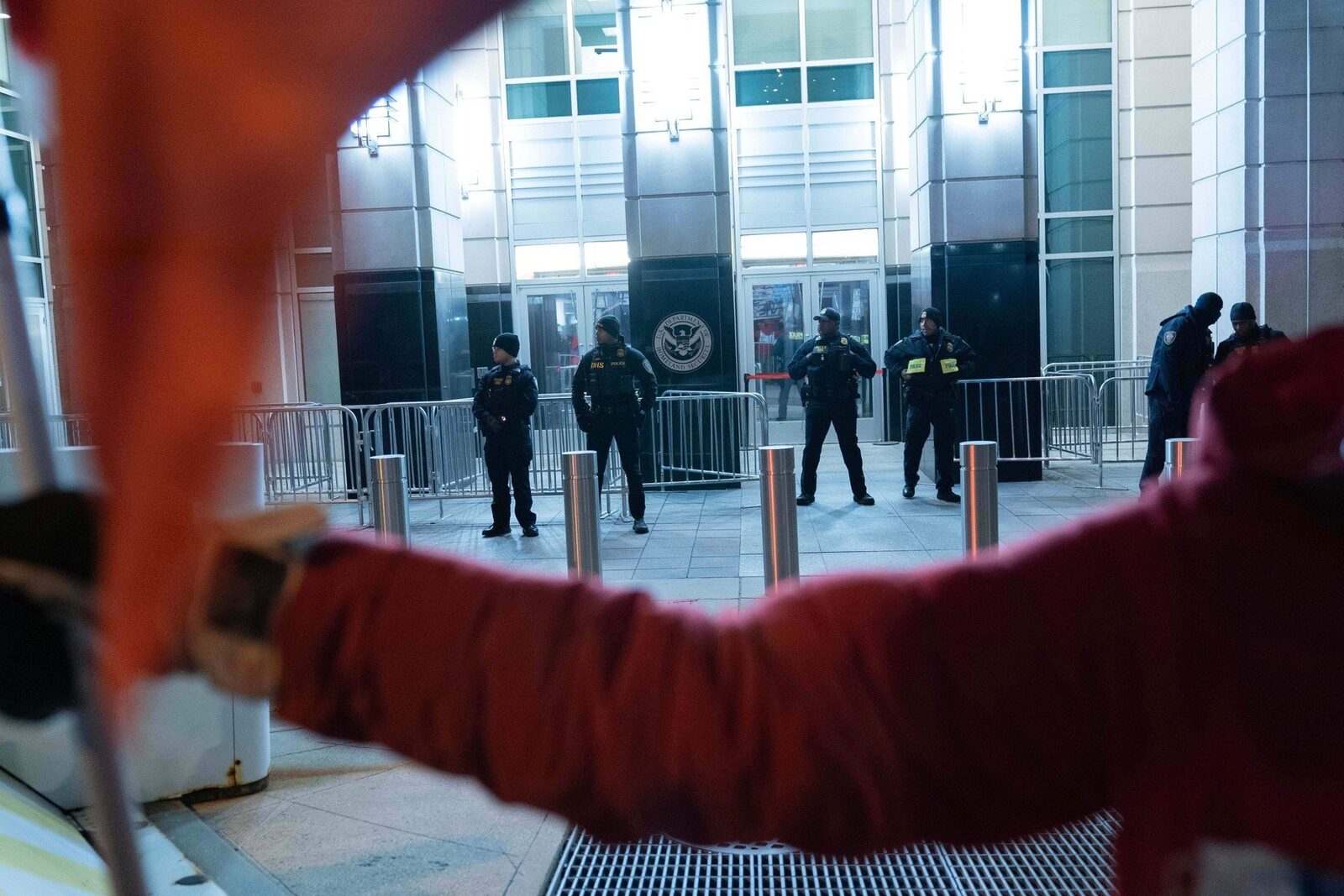 Un copil de doar 18 luni, reținut împreună cu părinții săi într-un centru de detenție pentru imigrație din sudul Texasului, a ajuns în centrul unei atenții intense după ce s-a îmbolnăvit grav luna trecută și a fost transportat de urgență la spital