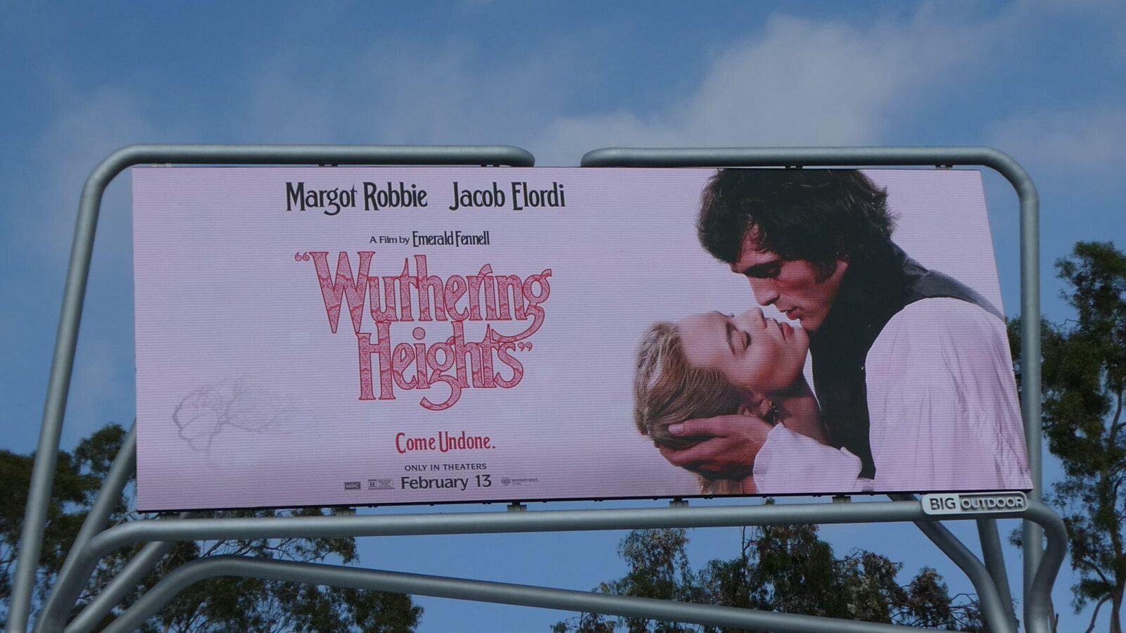 „Wuthering Heights” revine pe marile ecrane într-o interpretare plină de pasiune și provocări emoționale Campania de promovare a celei mai recente adaptări cinematografice a romanului clasic „Wuthering Heights” a fost, fără îndoială, una dintre cele mai seducătoare și controversate din ultimii ani