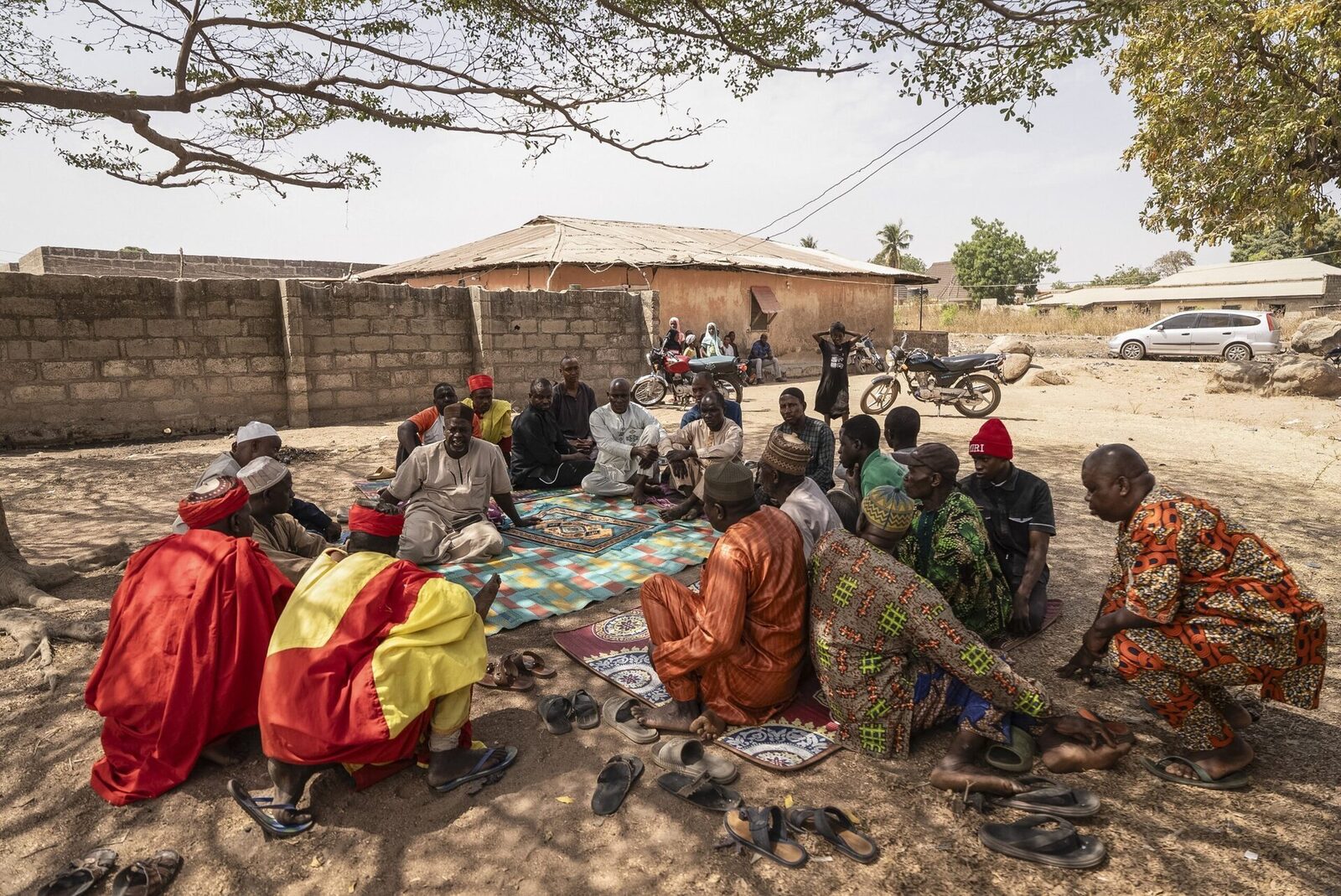 Zeci de morți în urma unui atac armat sângeros într-o comunitate din Nigeria Cel puțin 75 de persoane au fost ucise în urma unui atac armat devastator comis în sate din statul Kwara, vestul Nigeriei