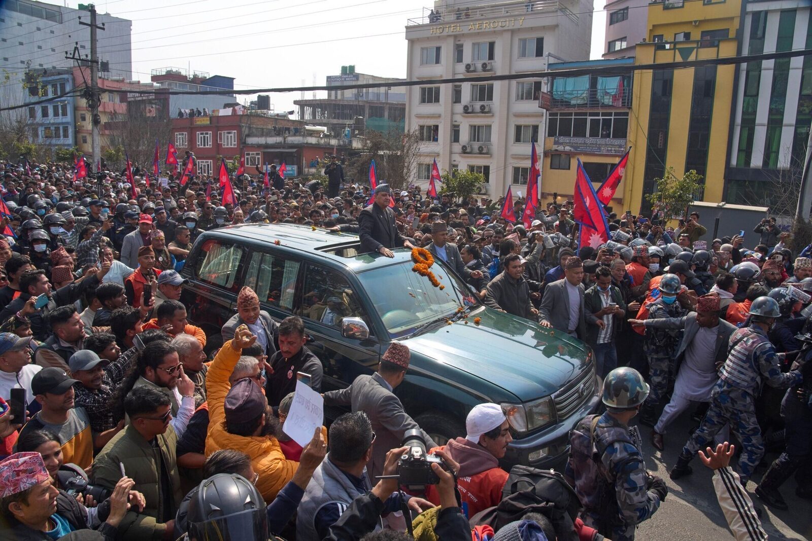 Mii de susținători ai fostului monarh al Nepalului, Gyanendra Shah, s-au adunat vineri în fața Aeroportului Internațional Tribhuvan din Kathmandu, într-un gest de protest și loialitate față de dorința de restaurare a monarhiei în țara Himalayană
