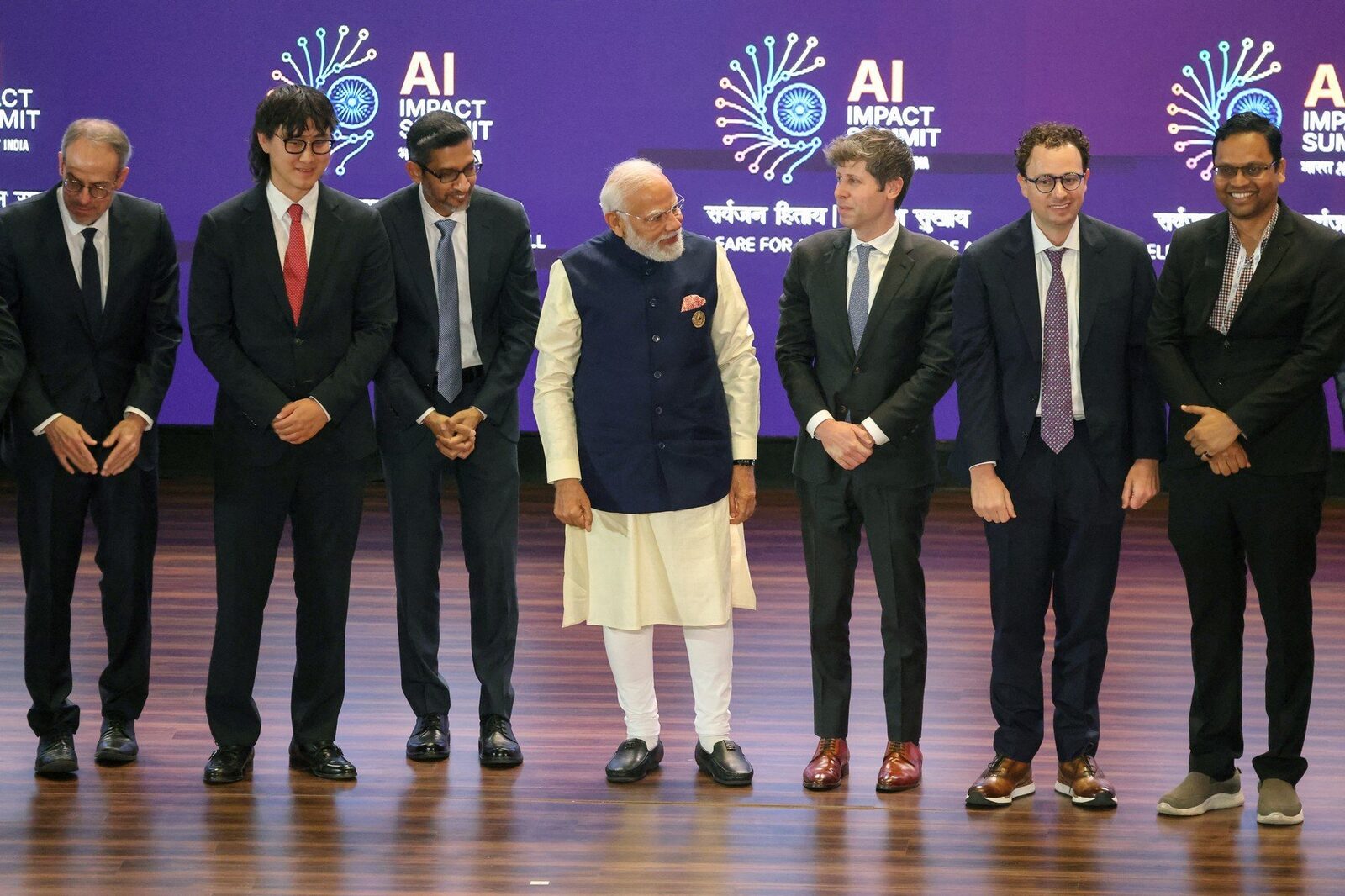 Tensiunile dintre doi dintre cei mai influenți lideri ai Silicon Valley au ieșit la iveală într-un mod neașteptat, la un eveniment de amploare dedicat Inteligenței Artificiale (AI), organizat recent în India