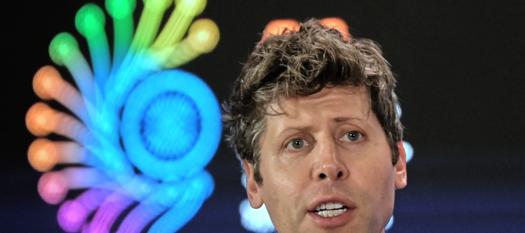 Sam Altman compară consumul energetic al AI-ului cu cel al întregii umanități și lansează avertismente privind exagerarea temerilor Inteligența artificială (AI) continuă să fie un subiect de dezbatere intensă, iar poziția luminoasă adoptată de lideri din domeniu contrastează adesea cu îngrijorările celor preocupați de impactul său asupra mediului