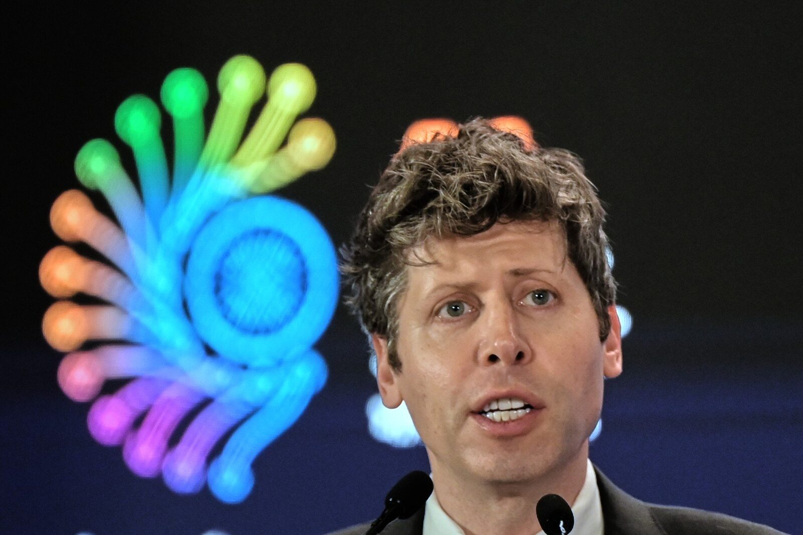 Sam Altman compară consumul energetic al AI-ului cu cel al întregii umanități și lansează avertismente privind exagerarea temerilor Inteligența artificială (AI) continuă să fie un subiect de dezbatere intensă, iar poziția luminoasă adoptată de lideri din domeniu contrastează adesea cu îngrijorările celor preocupați de impactul său asupra mediului