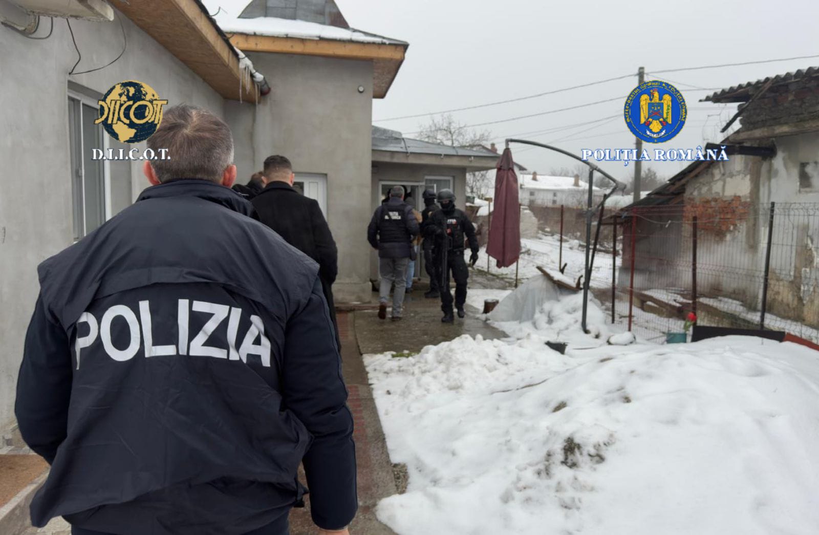 Percheziții în România și Italia într-un dosar transnațional de piraterie TV și fraudă informatică O grupare infracțională românească, suspectată de implicare în vânzarea de programe TV piratate, acces ilegal în sisteme informatice și spălare de bani, a fost ținta unei ample operațiuni judiciare coordonate la nivel internațional