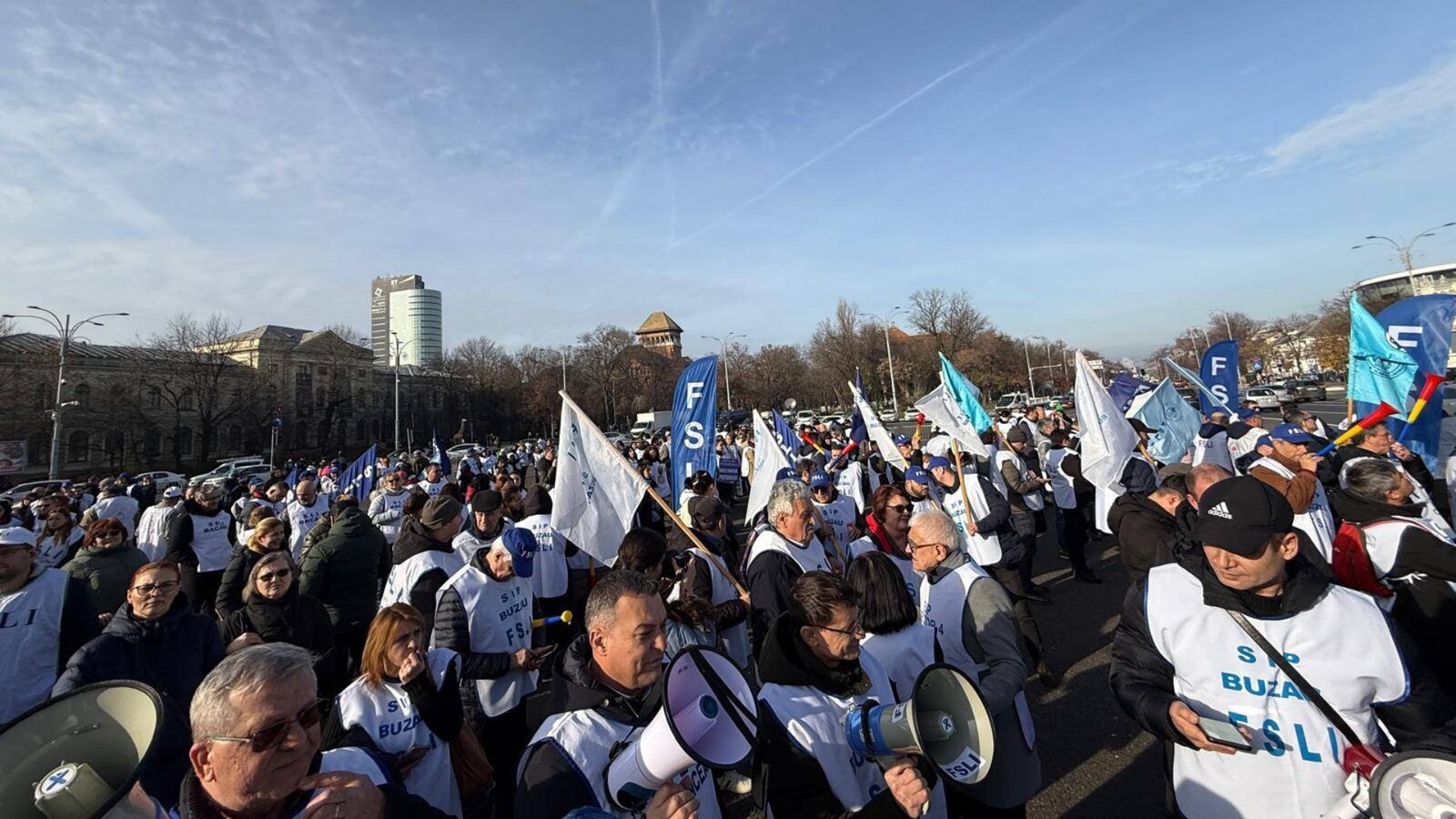 Profesorii și studenții români ies în stradă pentru drepturi și finanțare în învățământ Ziua de 4 februarie aduce în prim-plan o manifestare de amploare în centrul Bucureștiului, unde mii de angajați din învățământ se află în protest față de ultimele modificări legislative