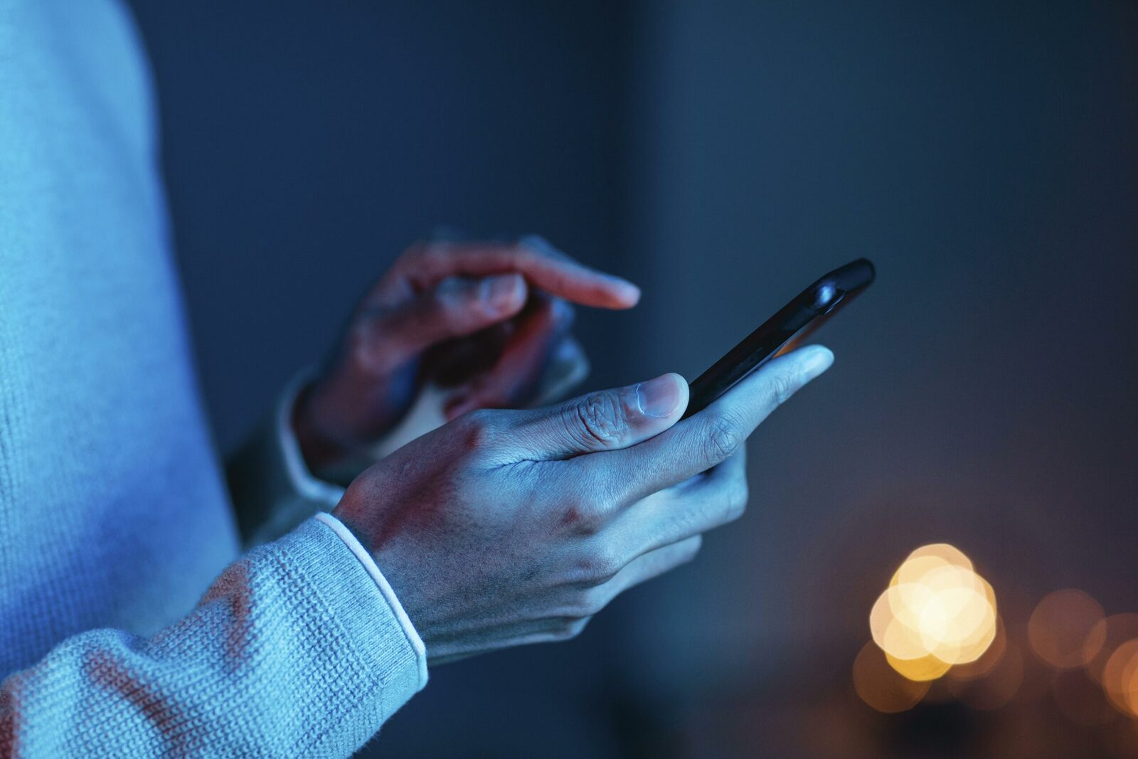 Rămânerea fără baterie la momentul nepotrivit a devenit una dintre cele mai frecvente și frustrante experiențe ale utilizatorilor de smartphone-uri, mai ales într-o eră în care telefonul nu mai este doar un mijloc de comunicare, ci și un instrument esențial pentru plăți, muncă și organizare