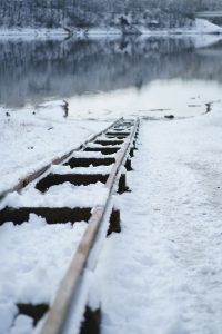 Trafic feroviar perturbat pe Magistrala 300 din cauza viscolului și a căderilor de copaci Dimineața zilei de miercuri a adus o perturbare semnificativă pentru călătorii care utilizează ruta feroviară dintre Ploiești și Chitila