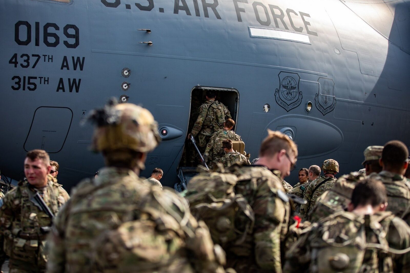 Curtea supremă din Virginia a decis, joi, că un cuplu format dintr-un pușcaș marin american și soția sa pot păstra în continuare o fată orfană din Afganistan, numită Amina, pe care au ajuns să o adopte în urma unor lungi și intense dispute juridice