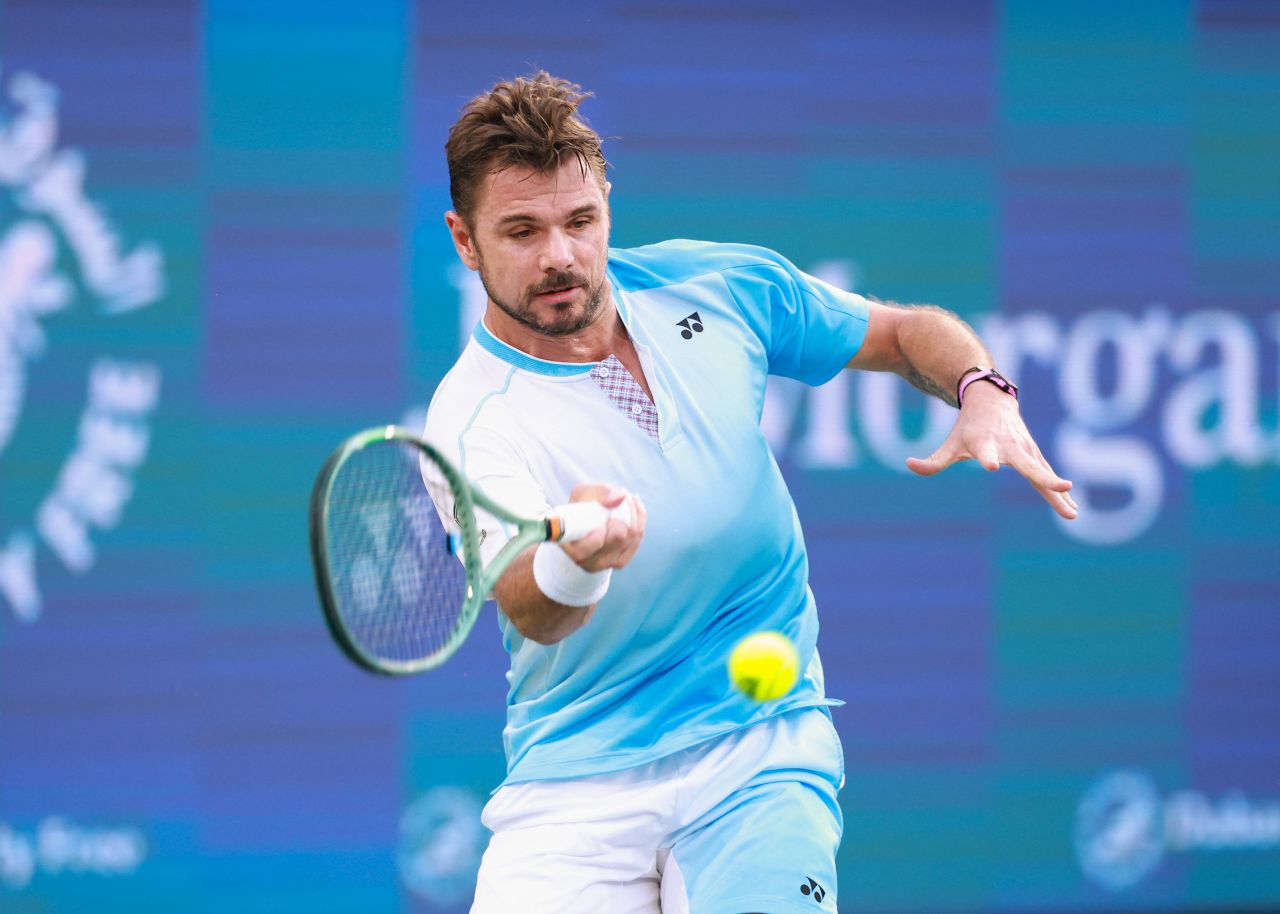 Stan Wawrinka, triumf grandios sub privirile lui Federer la Dubai La turneul de tenis de la Dubai, Stan Wawrinka a demonstrat din nou că pasiunea și determinarea nu au vârstă, obținând o victorie impresionantă pe terenul de joc