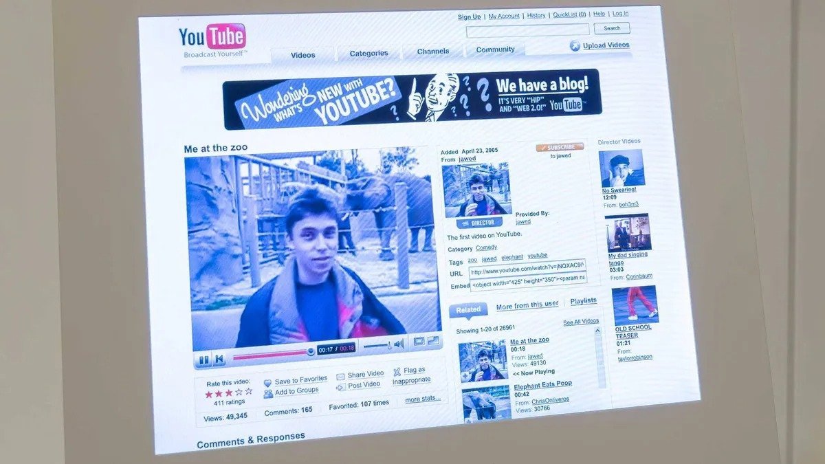 Primul clip încărcat pe YouTube, intitulat simplu „Me at the Zoo”, a ajuns acum în galeria de expoziții a Muzeului Victoria and Albert din Londra, fiind considerat oficial un monument cultural al epocii digitale