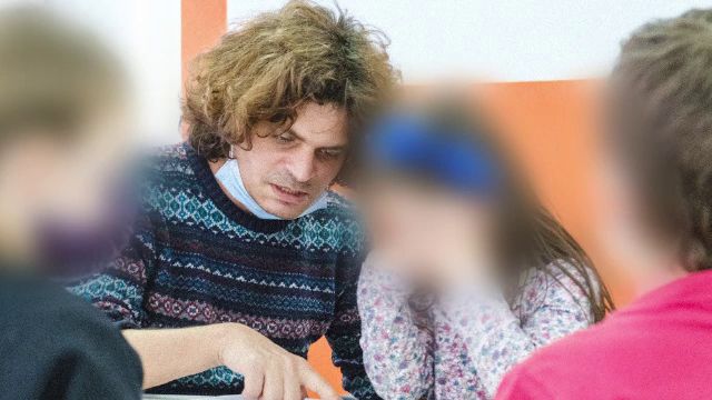 „Profesorul de genii" a fost condamnat definitiv la 7 ani și 10 luni de închisoare pentru viol. CAB i-a redus pedeapsa