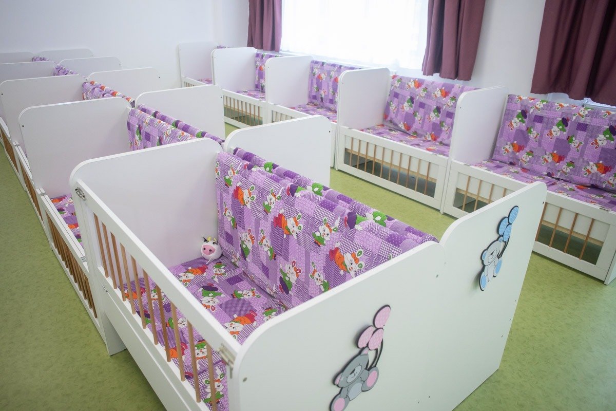 Creșa din Botoșani, închisă după ce mai mulți copii au ajuns la spital O creșă din municipiul Botoșani a fost închisă vineri, după ce mai mulți copii au prezentat simptome specifice unei toxiinfecții alimentare, fiind transportați la spital