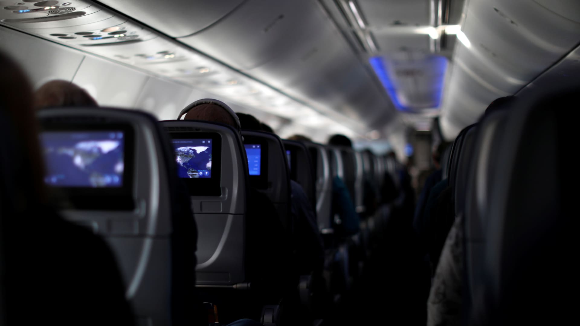 Delta Air Lines colaborează cu Amazon pentru internet de mare viteză în avioane Delta Air Lines va implementa un nou sistem de internet de mare viteză în avioanele sale, în parteneriat cu Amazon
