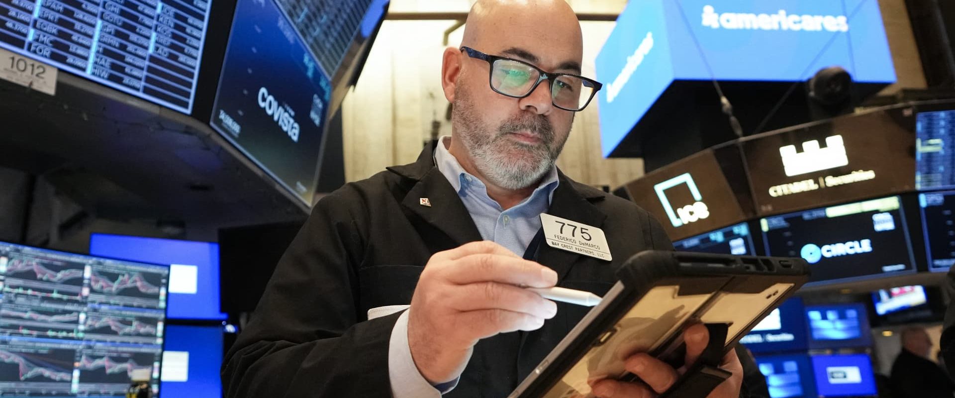 Bursa de la New York, în urcare spectaculoasă după declarațiile lui Trump privind Iranul Piața de capital din Statele Unite a înregistrat o creștere majoră luni, după ce fostul președinte Donald Trump a anunțat că Statele Unite și Iranul au purtat discuții, sugerând o posibilă detensionare a conflictului din Orientul Mijlociu