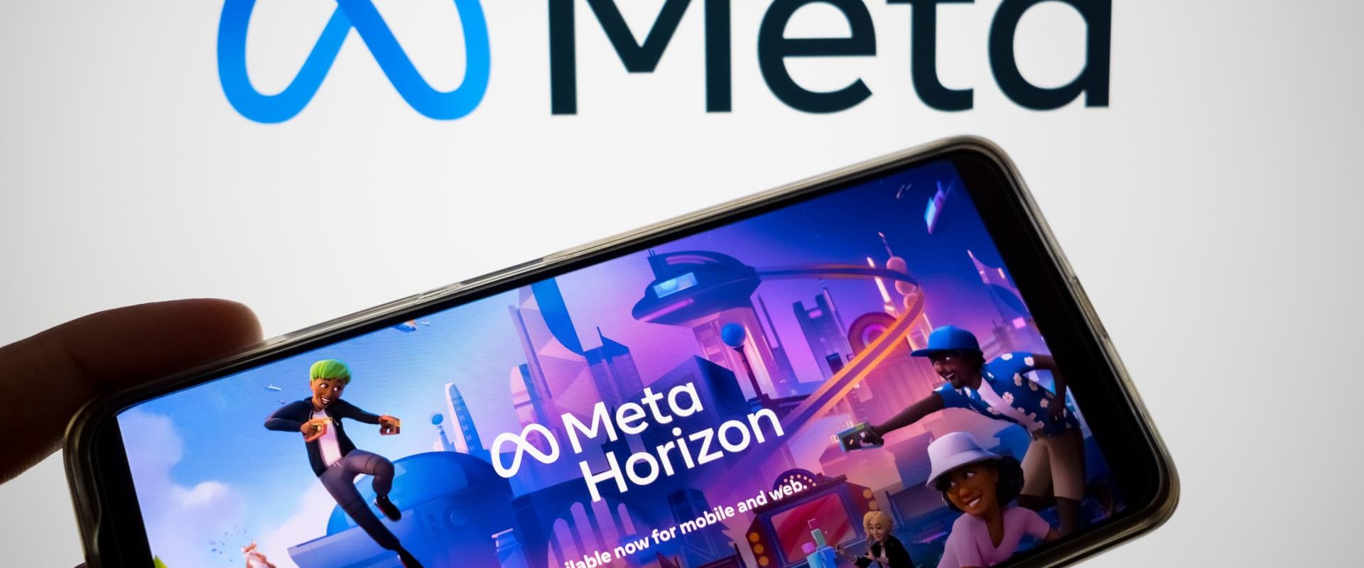 Meta renunță la Horizon Worlds în realitatea virtuală, dar continuă pe mobil București – Meta, compania mamă a Facebook, închide versiunea de realitate virtuală a rețelei sociale Horizon Worlds, o mișcare care marchează o reevaluare a strategiei sale în domeniul metaverse
