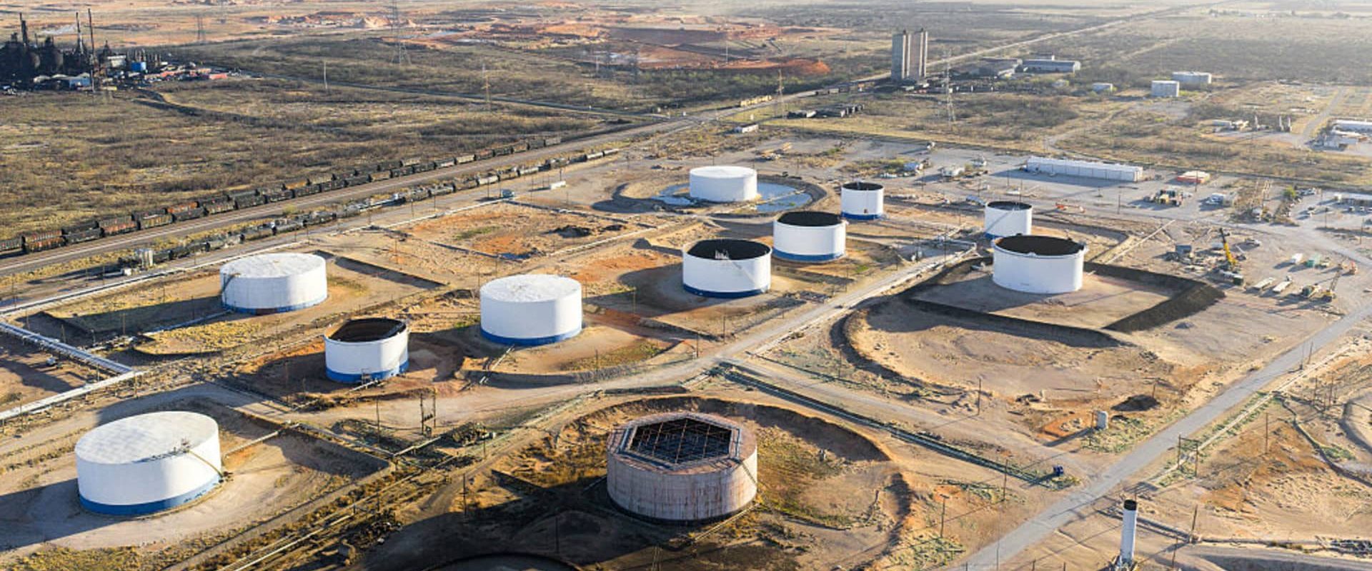 Prețul petrolului scade brusc după o aparentă detensionare între Statele Unite și Iran București – Prețurile petrolului au înregistrat o scădere semnificativă luni, după ce fostul președinte american Donald Trump a anunțat o aparentă detensionare a tensiunilor cu Iranul