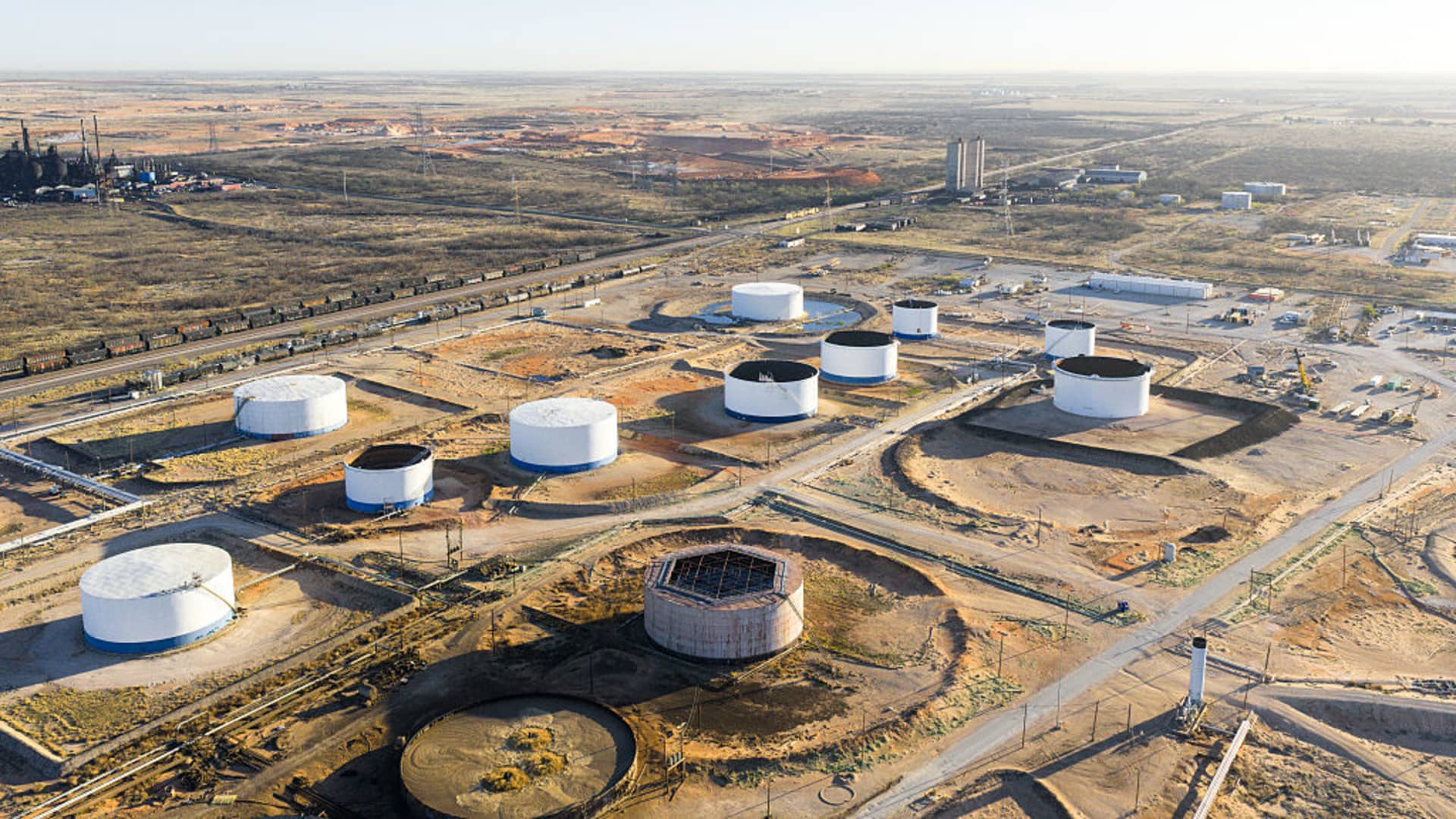 Prețul petrolului scade brusc după o aparentă detensionare între Statele Unite și Iran București – Prețurile petrolului au înregistrat o scădere semnificativă luni, după ce fostul președinte american Donald Trump a anunțat o aparentă detensionare a tensiunilor cu Iranul
