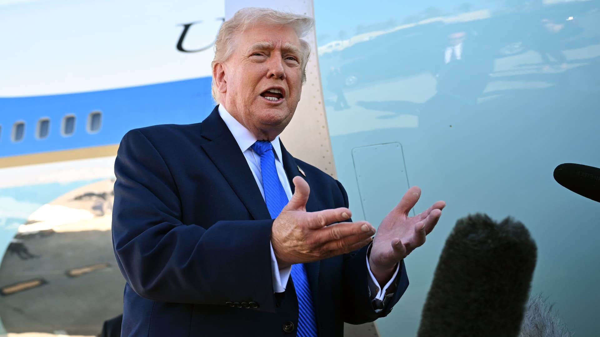 Trump anunță negocieri cu Iranul și suspendă atacurile, dar Teheranul dezminte În plină tensiune în Orientul Mijlociu, fostul președinte american Donald Trump a anunțat luni, printr-o postare pe platforma Truth Social, că a suspendat atacurile militare asupra instalațiilor energetice iraniene timp de cinci zile, în urma unor discuții cu autoritățile de la Teheran