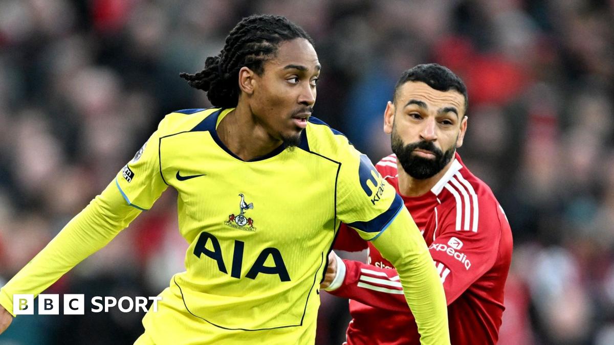 Liverpool umilește Tottenham în meci spectaculos, cu 4-2 Londra, Marea Britanie – Liverpool a învins Tottenham Hotspur cu scorul de 4-2 într-un meci plin de dramatism, disputat pe terenul londonezilor