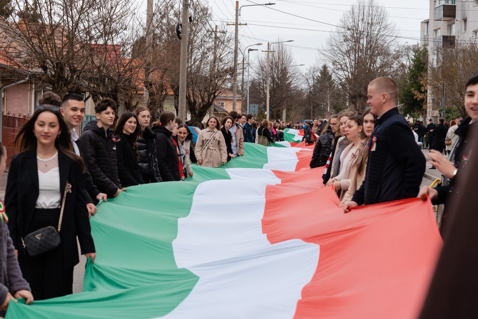 Pelerinaj la Târgu Secuiesc: Ziua Maghiarilor de Pretutindeni marchează unitatea și demnitatea Mii de oameni s-au adunat duminică la Târgu Secuiesc pentru a celebra Ziua Maghiarilor de Pretutindeni
