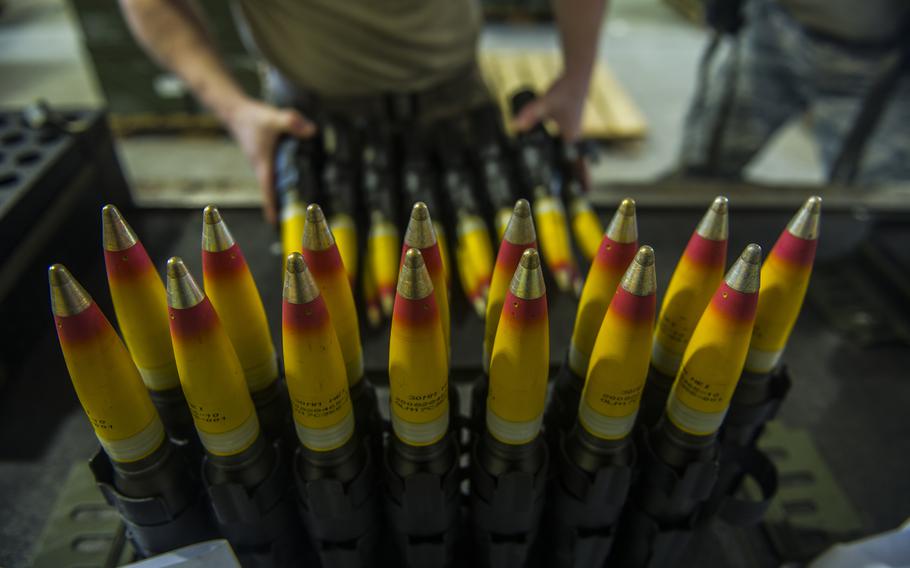 Compania Falcon Defence intră pe piața românească cu o investiție de 253 de milioane de euro Falcon Defence, parte a grupului Falcon, a anunțat intrarea oficială pe piața din România, marcând un pas important în sectorul de producție de materiale energetice și muniție de artilerie
